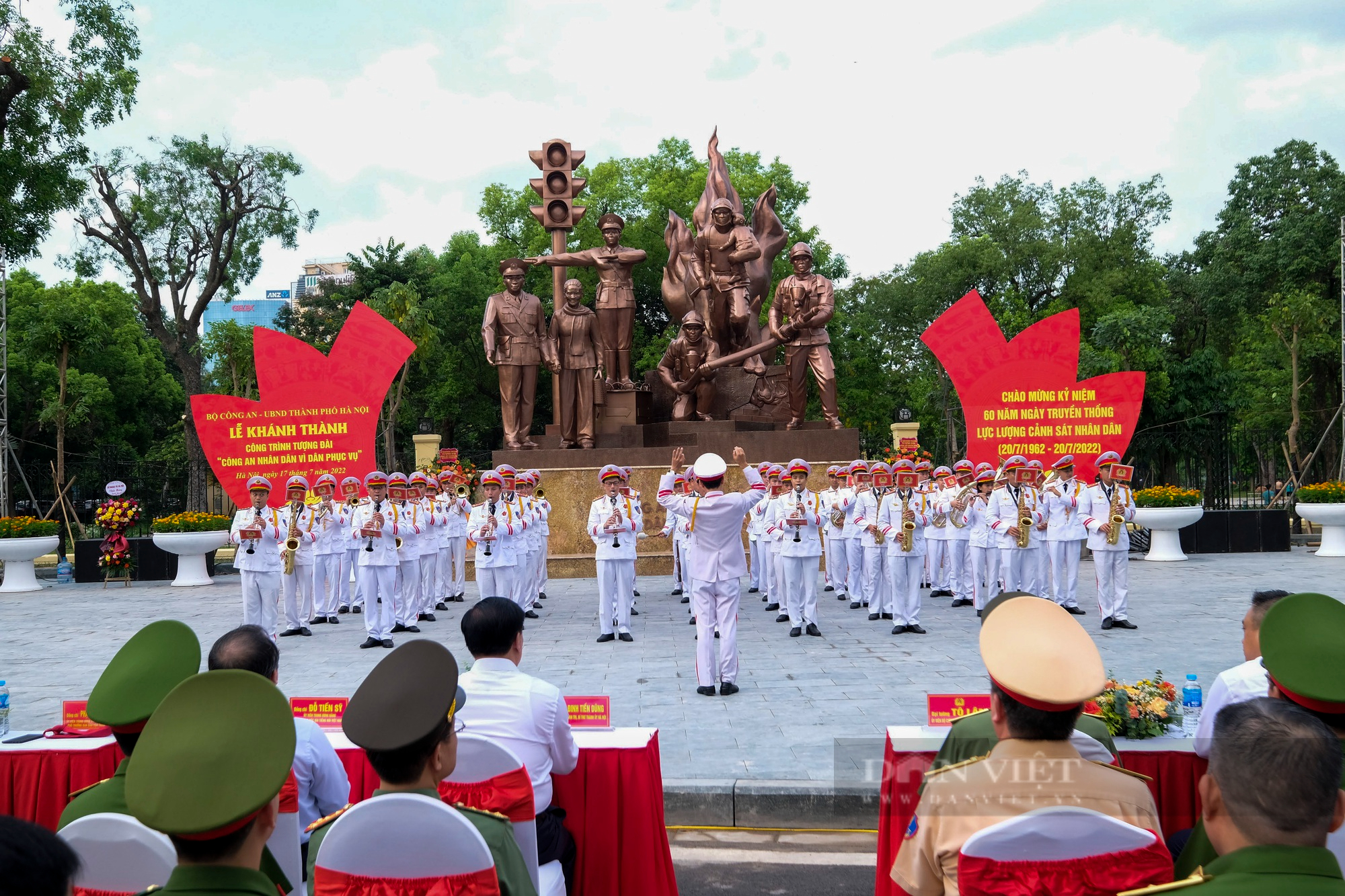 Khánh thành Tượng đài &quot;Công an nhân dân vì dân phục vụ&quot; tại Hà Nội - Ảnh 3.