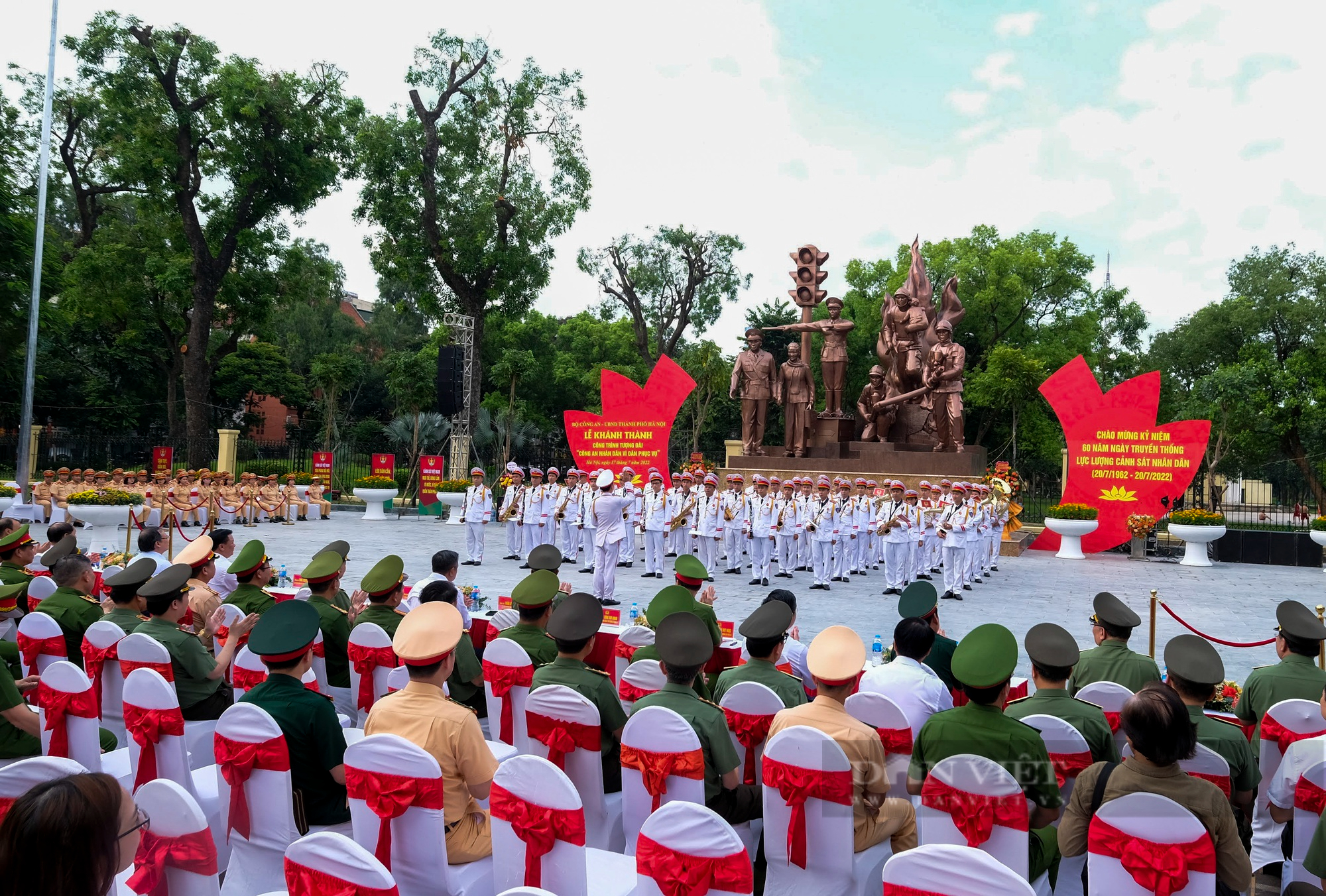 Khánh thành Tượng đài &quot;Công an nhân dân vì dân phục vụ&quot; tại Hà Nội - Ảnh 2.