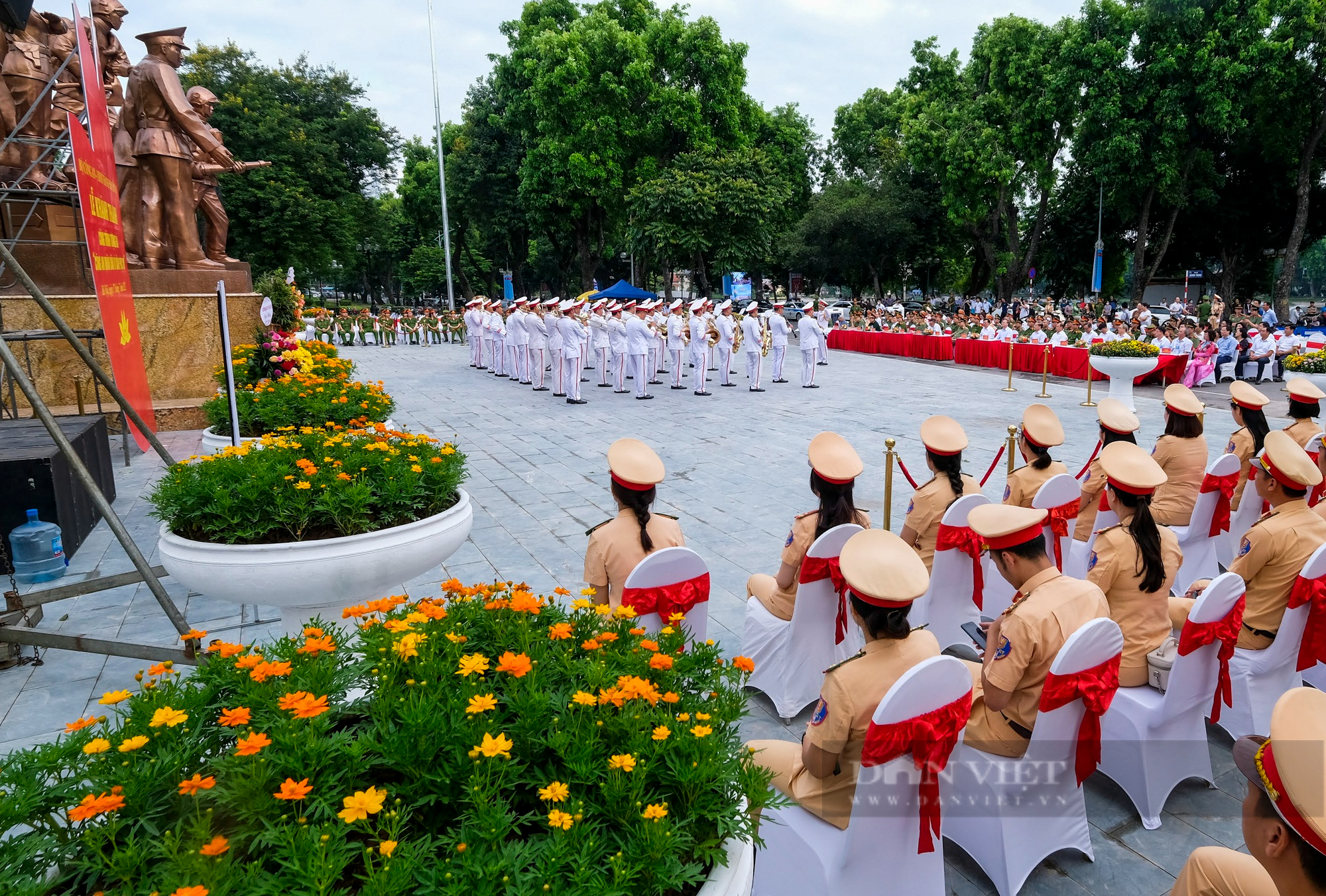 Khánh thành Tượng đài &quot;Công an nhân dân vì dân phục vụ&quot; tại Hà Nội - Ảnh 5.