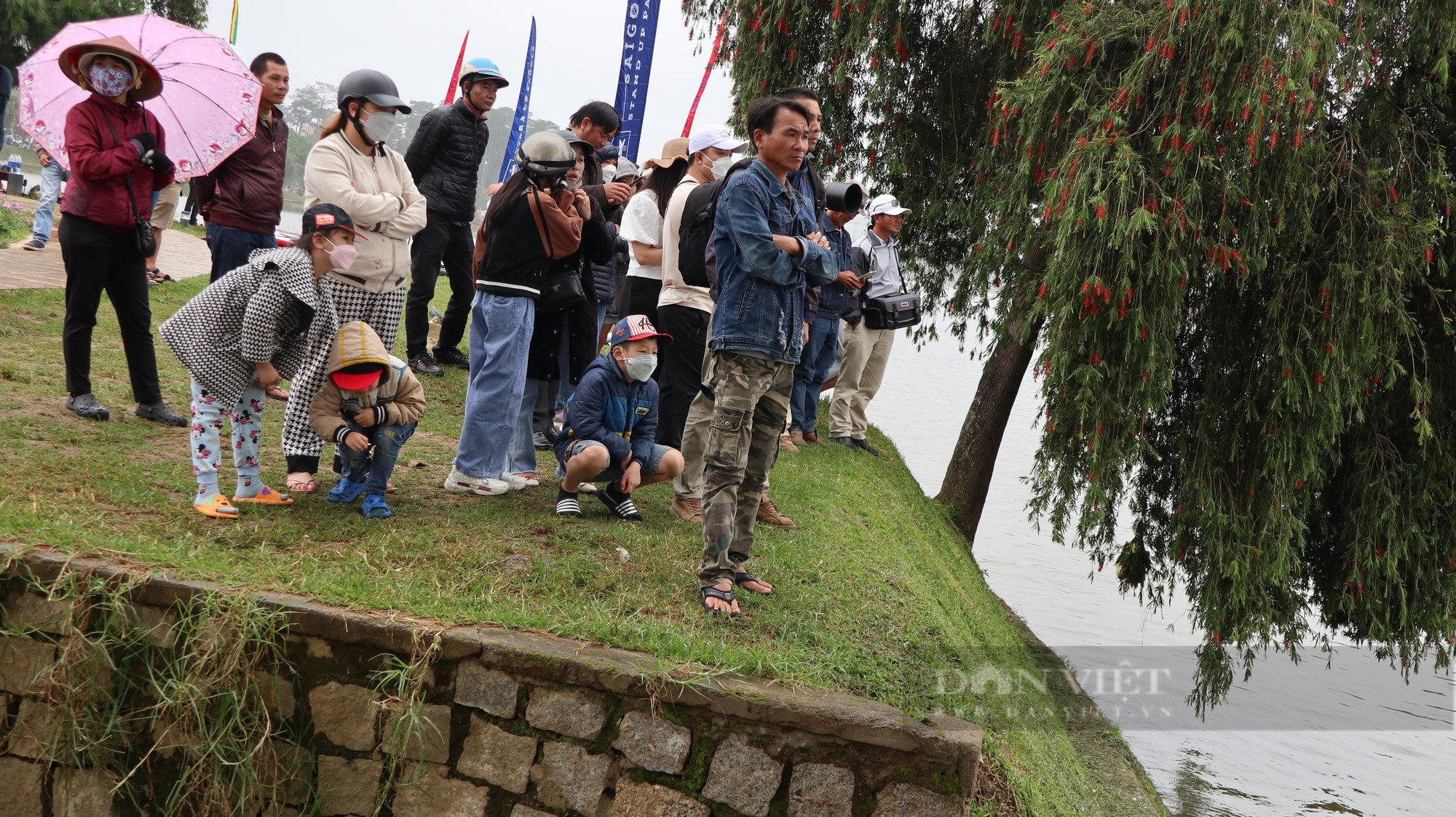 Ảnh-Clip: Hàng trăm người dân đội mưa xem đua ván chèo đứng trên hồ Xuân Hương - Ảnh 7.