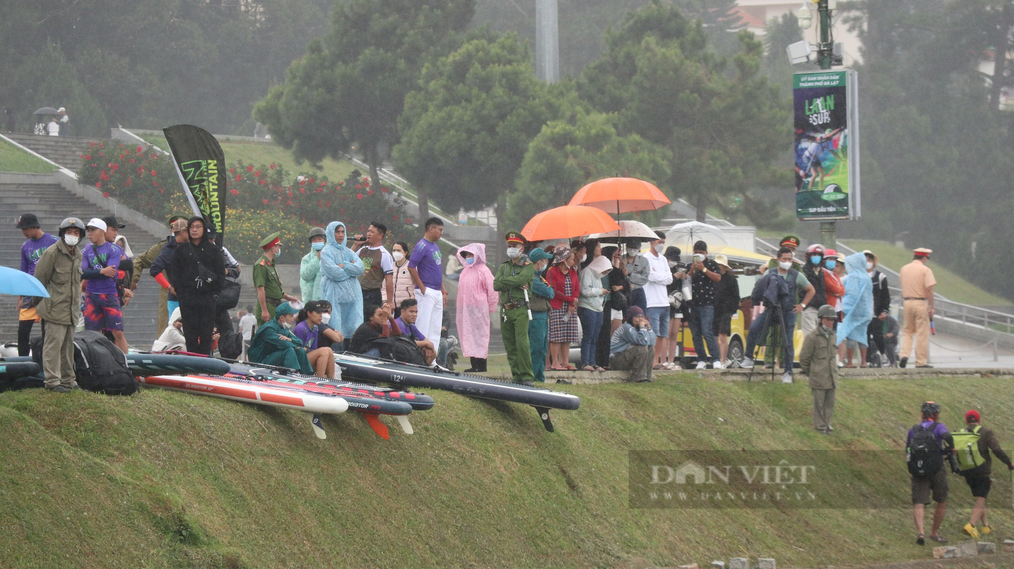 Ảnh-Clip: Hàng trăm người dân đội mưa xem đua ván chèo đứng trên hồ Xuân Hương - Ảnh 3.