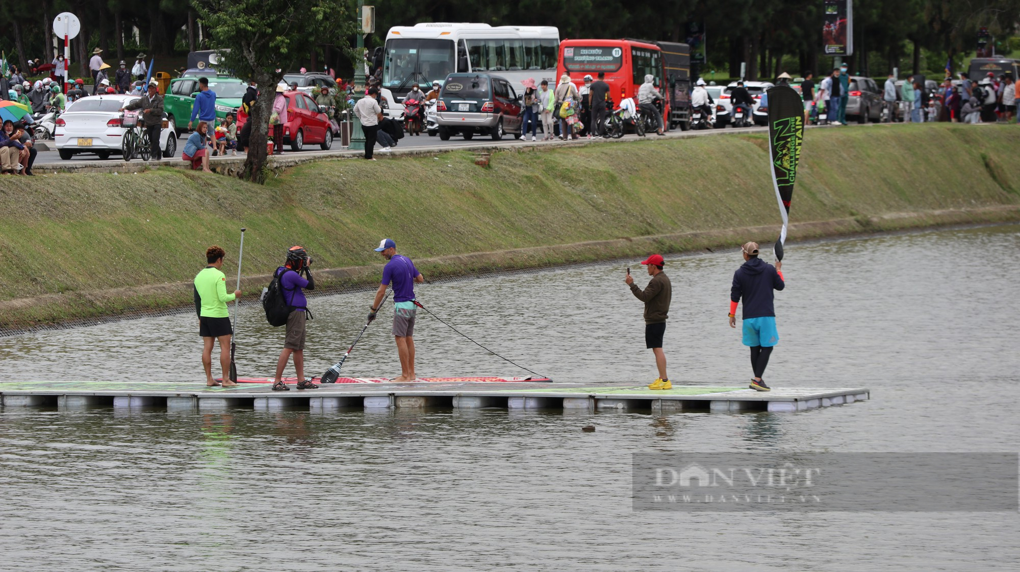 Ảnh-Clip: Hàng trăm người dân đội mưa xem đua ván chèo đứng trên hồ Xuân Hương - Ảnh 2.