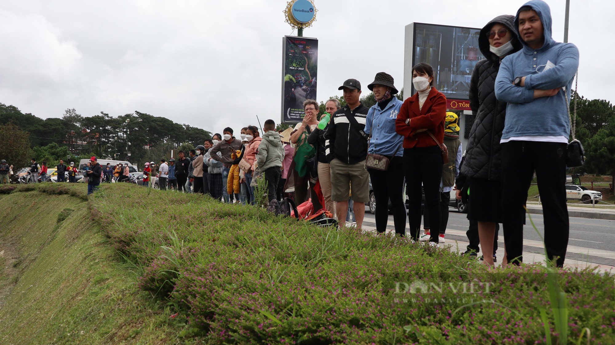 Ảnh-Clip: Hàng trăm người dân đội mưa xem đua ván chèo đứng trên hồ Xuân Hương - Ảnh 5.