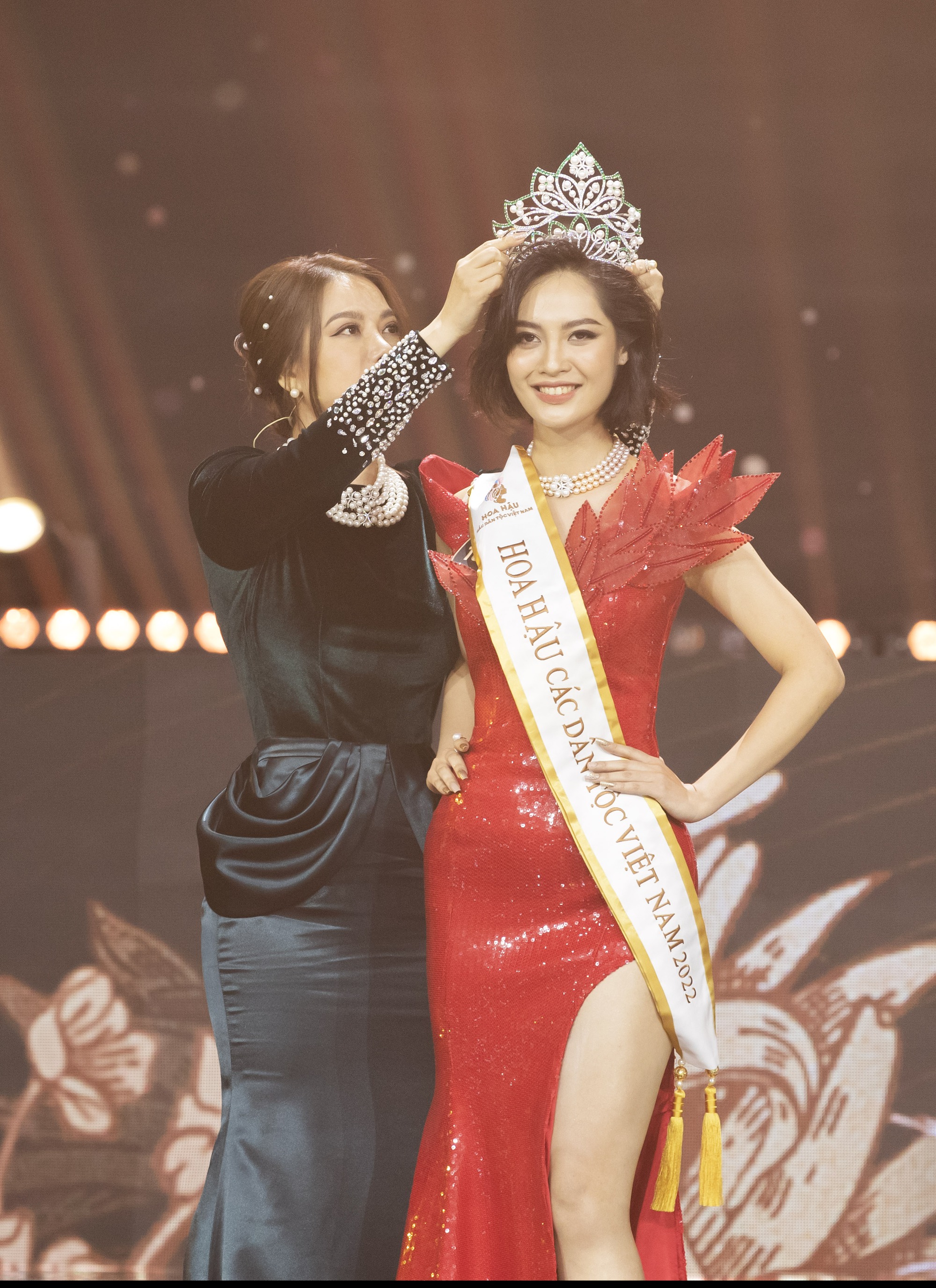 Nhan sắc xinh đẹp của Nông Thúy Hằng - mỹ nhân Tày đầu tiên đăng quang Hoa hậu các dân tộc Việt Nam 2022 - Ảnh 2.