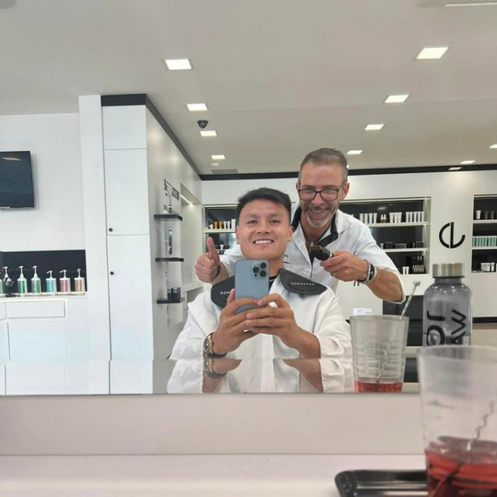 Quang Hải tại Pháp: Dạy đồng đội nói tiếng Việt, thử kiểu tóc mới - Ảnh 1.