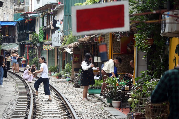 Tái diễn cà phê đường tàu đón du khách nước ngoài đến check-in - Ảnh 1.