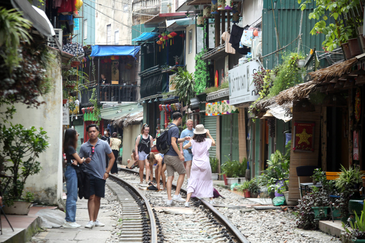 Tái diễn cà phê đường tàu đón du khách nước ngoài đến check-in - Ảnh 3.