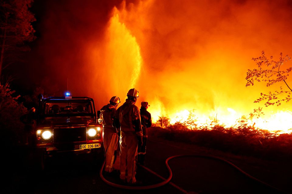Châu Âu chiến đấu với cháy rừng trong nắng nóng gay gắt - Ảnh 1.