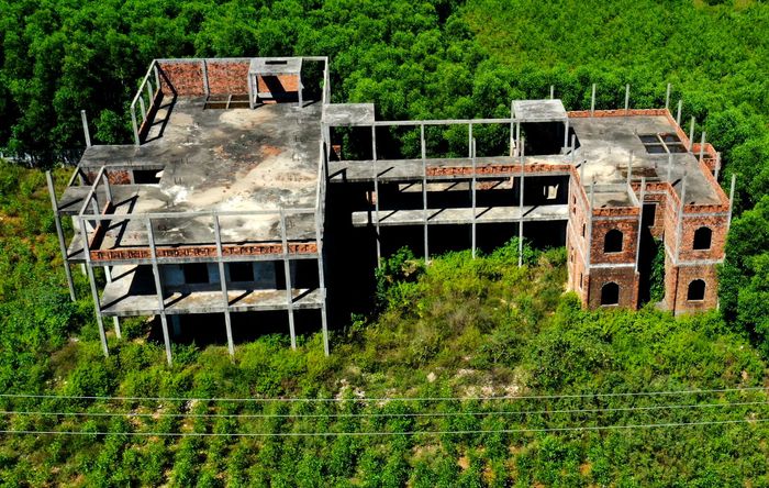 Hàng loạt công trình, dự án bị bỏ hoang ở Dung Quất - Ảnh 2.