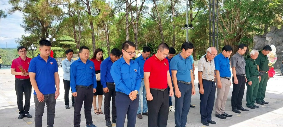 Agribank miền Trung dâng hương tri ân, hướng đến kỷ niệm Ngày Thương binh liệt sĩ 27/7 - Ảnh 3. Agribank miền Trung dâng hương tri ân, hướng đến kỷ niệm Ngày Thương binh liệt sĩ 27/7 - Ảnh 3.