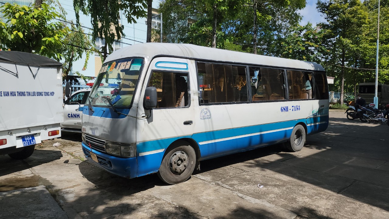 Kiên Giang: Bắt quả tang xe khách chở 2.300 bao thuốc lá lậu - Ảnh 1.