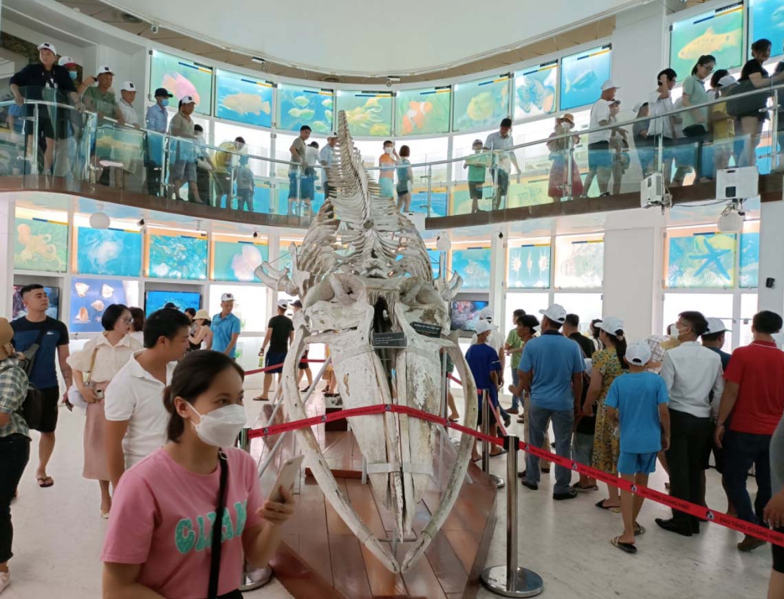 Quảng Ninh “bội thu” hai ngày cuối tuần, ước đón 160.000 lượt du khách - Ảnh 1.
