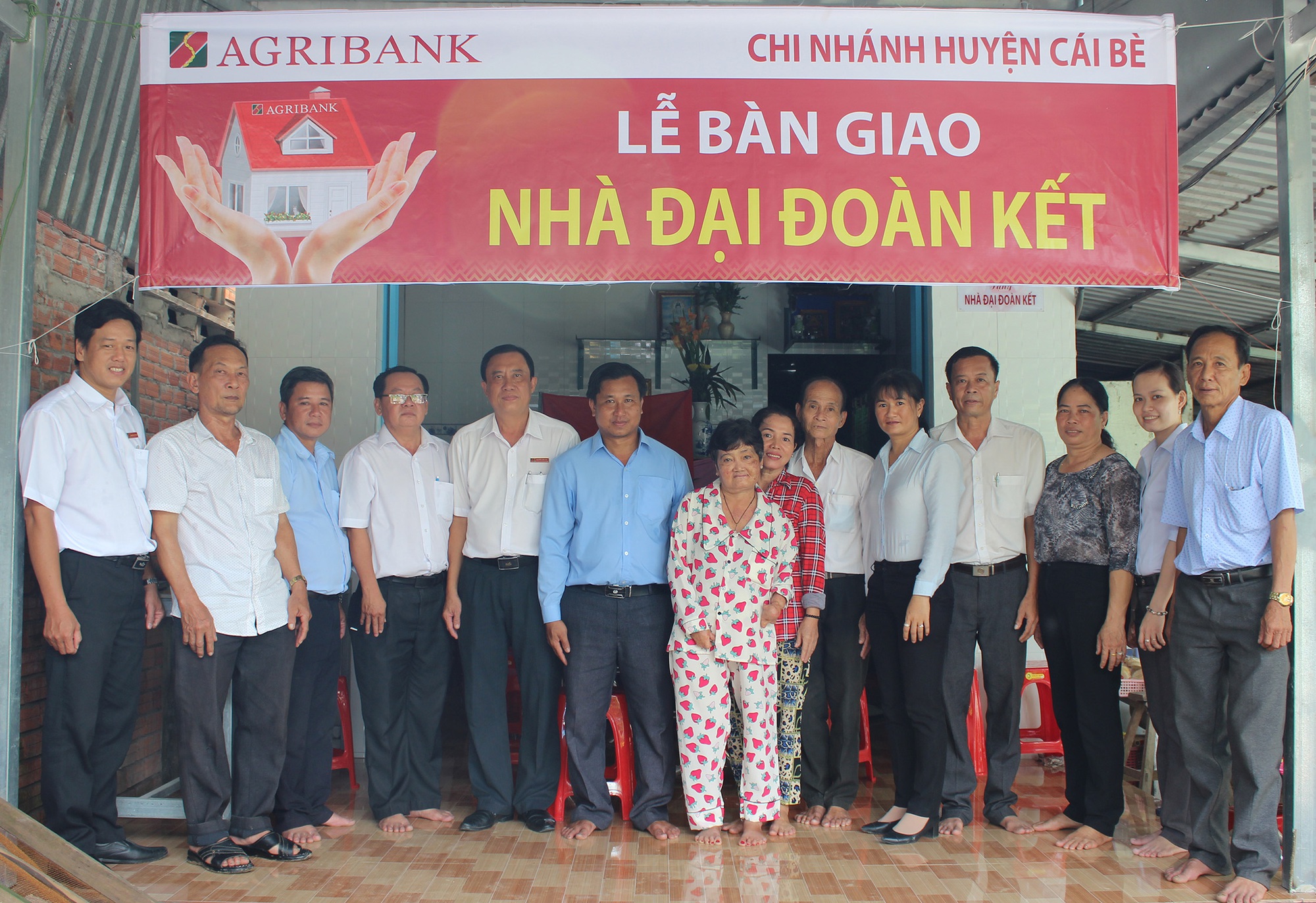 Agribank Cái Bè trao tặng 5 căn nhà đại đoàn kết cho các hội gia đình khó khăn - Ảnh 2.