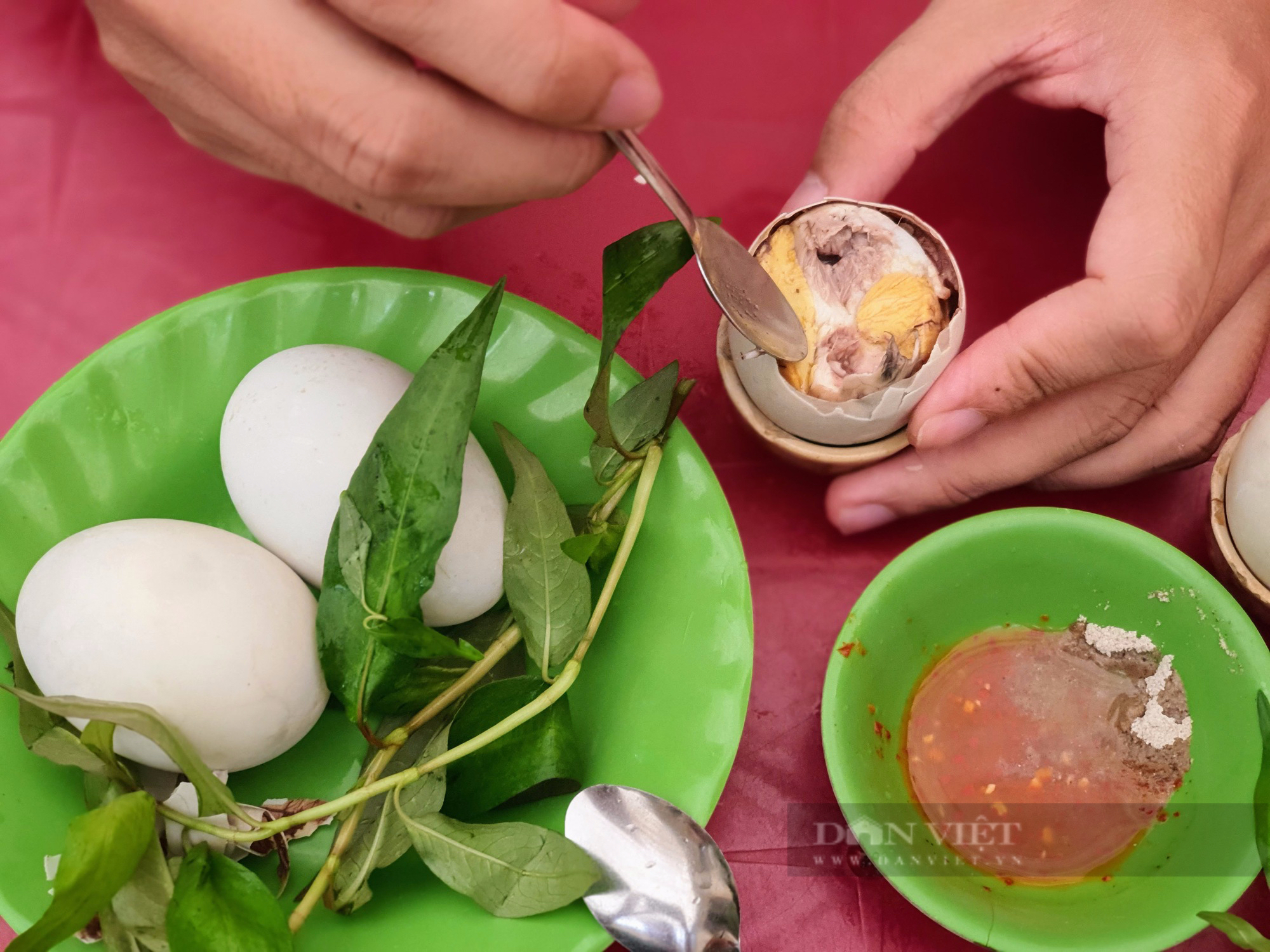 Sài Gòn quán: Quán hột vịt lộn nổi tiếng nhất khu nhà giàu Thảo Điền, 10 trứng úp mề như một - Ảnh 1.