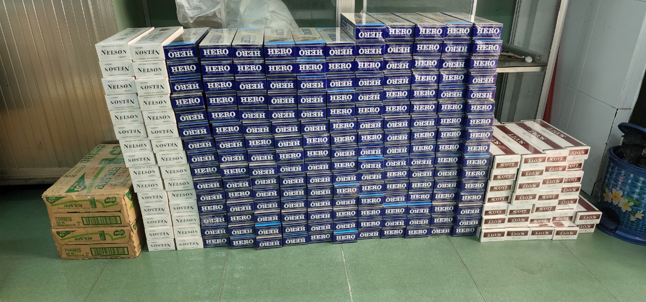 Kiên Giang: Bắt quả tang xe khách chở 2.300 bao thuốc lá lậu - Ảnh 2.