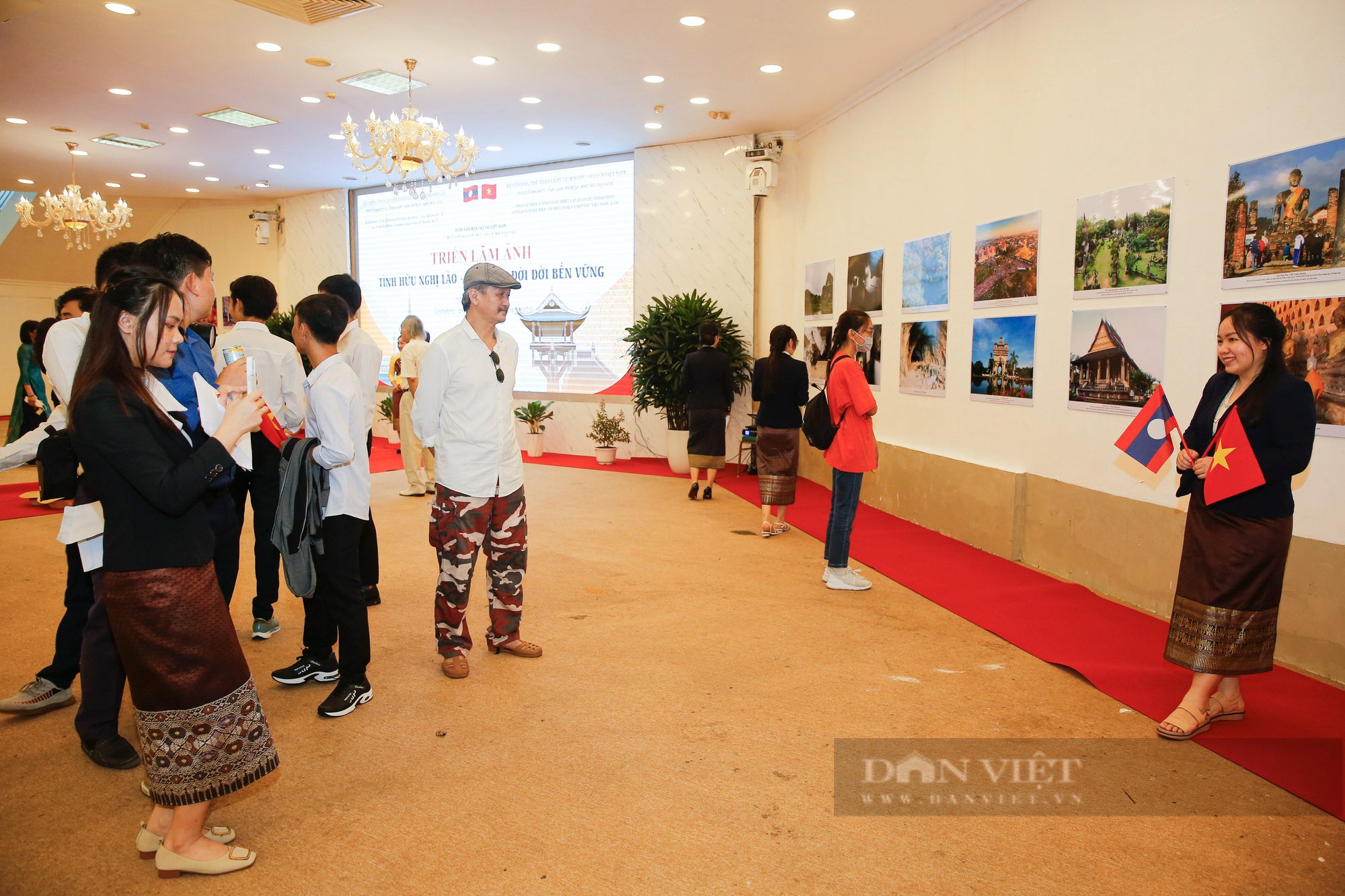 Phó Chủ tịch nước Lào dự Khai mạc triển lãm ảnh 'Tình hữu nghị Lào - Việt Nam đời đời bền vững' - Ảnh 12.
