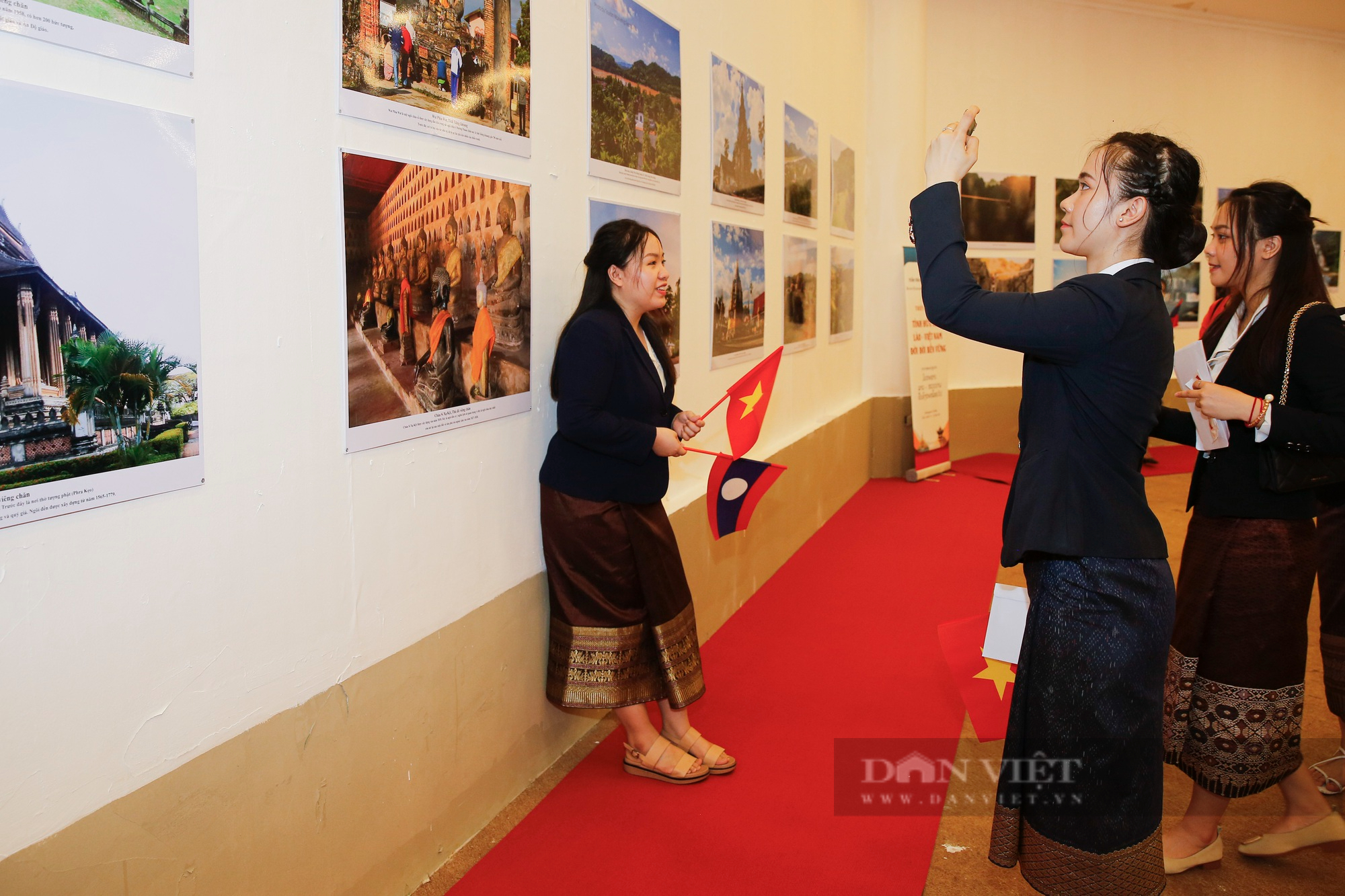 Phó Chủ tịch nước Lào dự Khai mạc triển lãm ảnh 'Tình hữu nghị Lào - Việt Nam đời đời bền vững' - Ảnh 13.