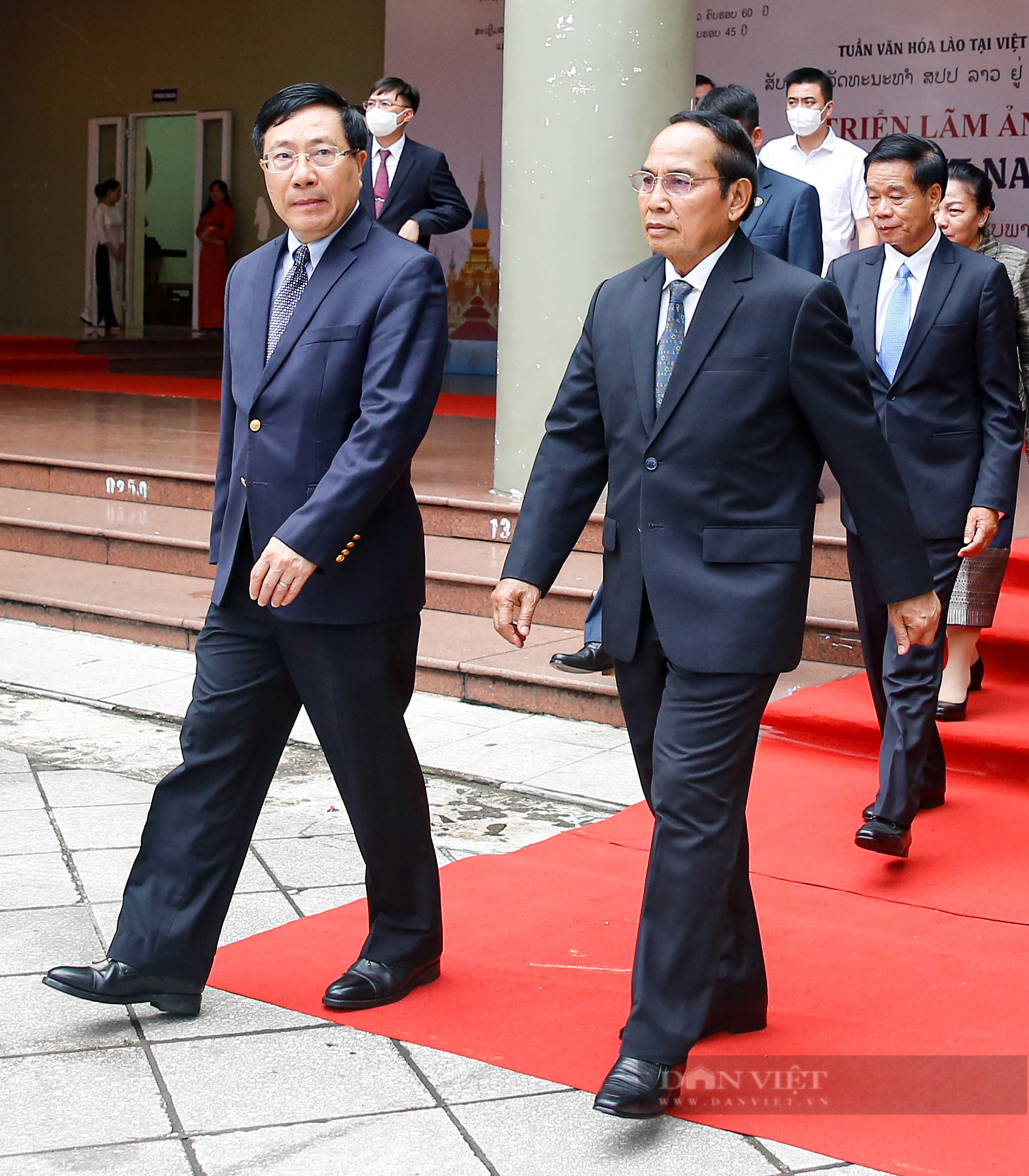 Phó Chủ tịch nước Lào dự Khai mạc triển lãm ảnh 'Tình hữu nghị Lào - Việt Nam đời đời bền vững' - Ảnh 2.