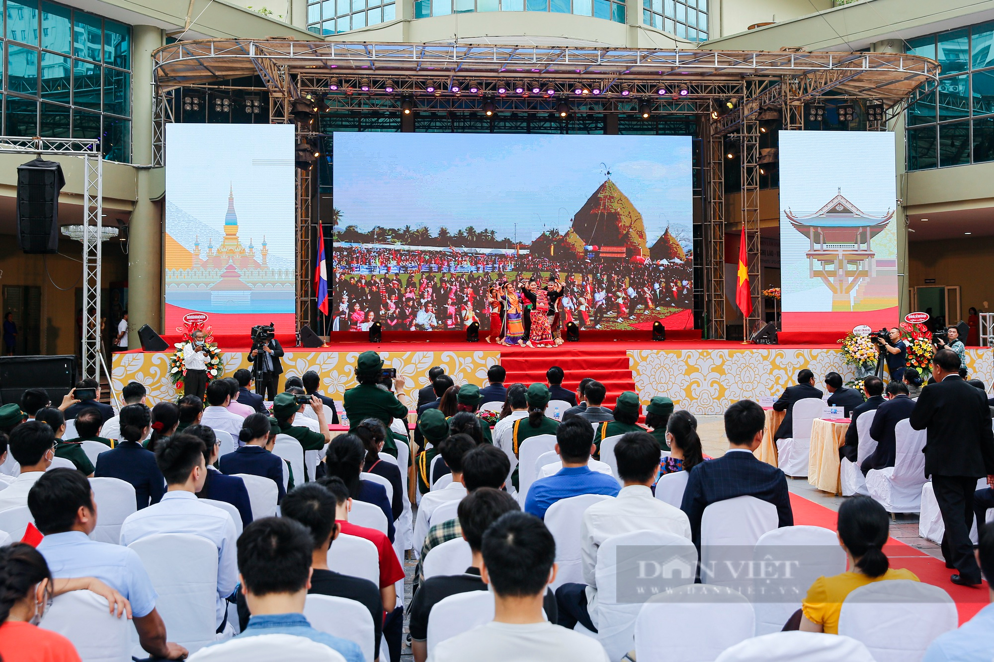 Phó Chủ tịch nước Lào dự Khai mạc triển lãm ảnh 'Tình hữu nghị Lào - Việt Nam đời đời bền vững' - Ảnh 3.