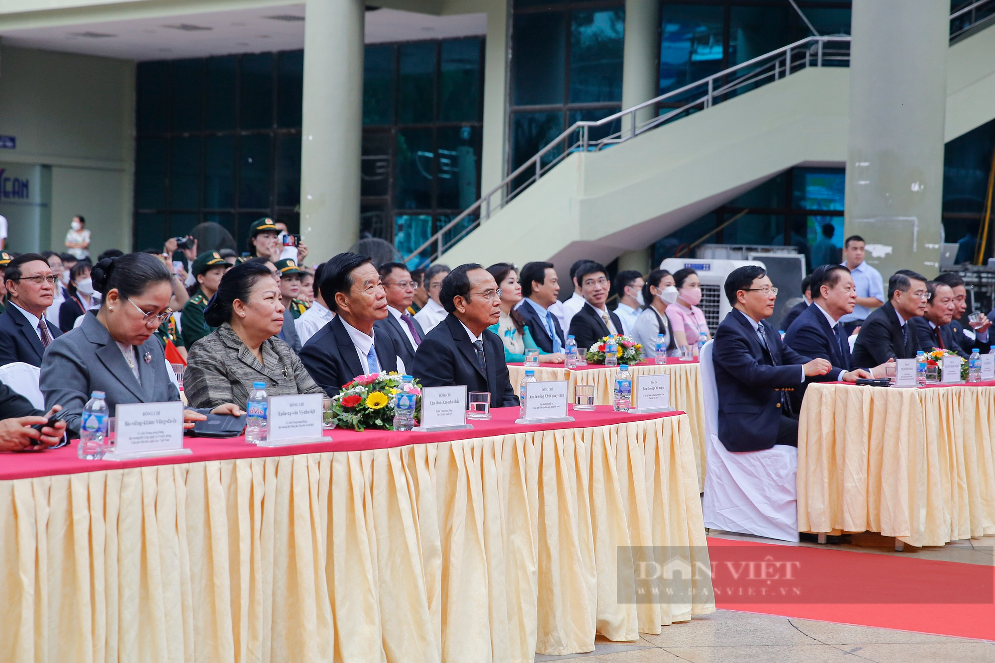 Phó Chủ tịch nước Lào dự Khai mạc triển lãm ảnh 'Tình hữu nghị Lào - Việt Nam đời đời bền vững' - Ảnh 4.