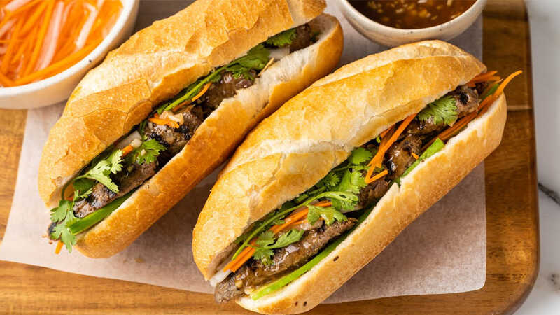 Bánh mì: Điểm nhấn độc đáo của ẩm thực đường phố Việt Nam - Ảnh 1.