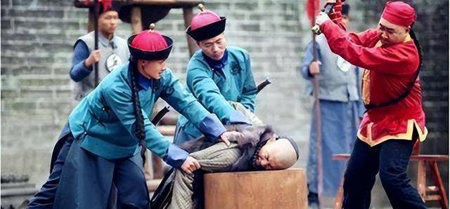 Khi các tù nhân Trung Quốc phong kiến bị chặt đầu, tại sao họ không phản kháng mà tự nguyện quỳ xuống? - Ảnh 1.