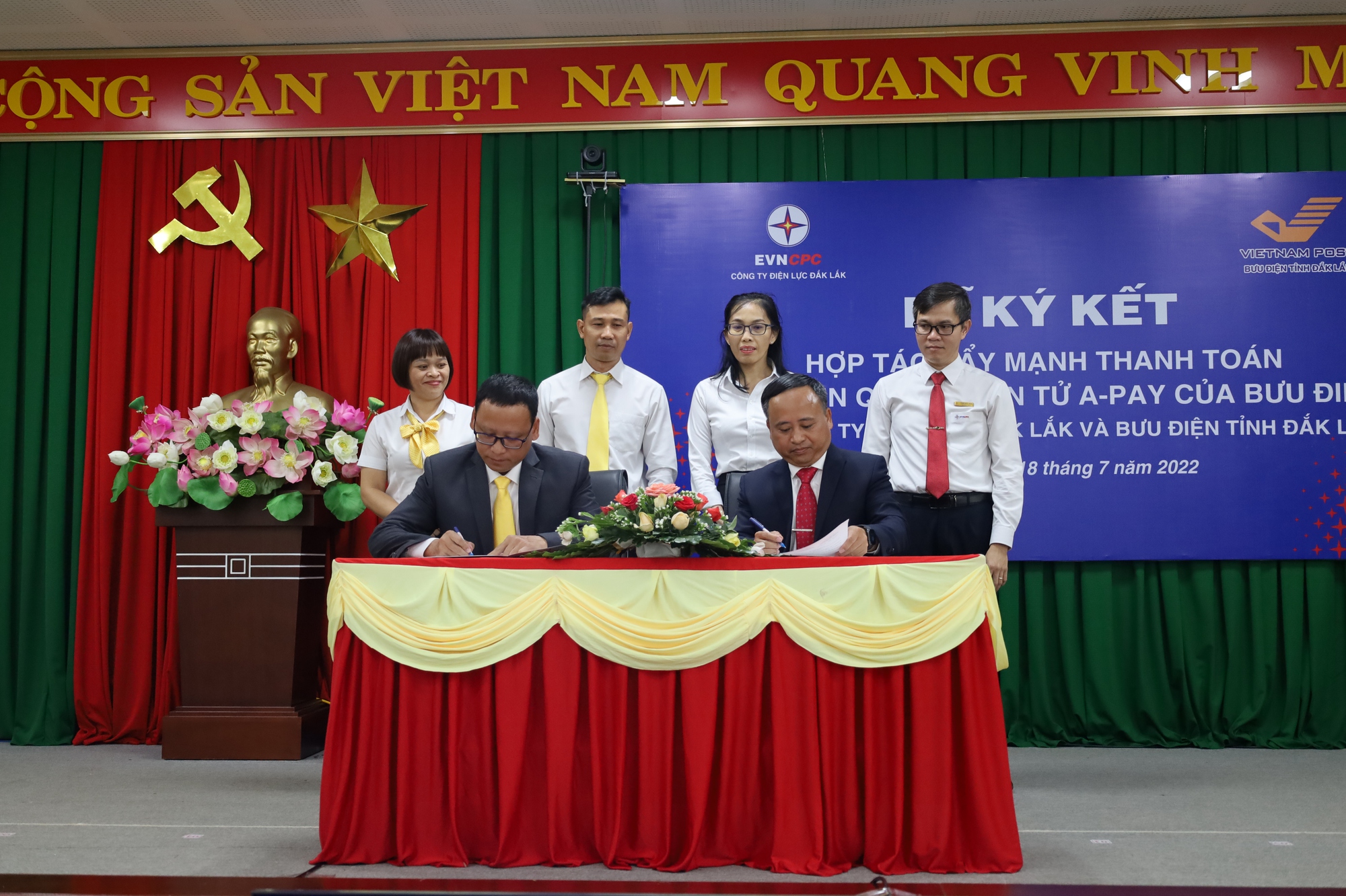 PC Đắk Lắk và Bưu điện tỉnh Đắk Lắk ký kết hợp tác đẩy mạnh thanh toán tiền điện qua Ví điện tử A-Pay - Ảnh 1.