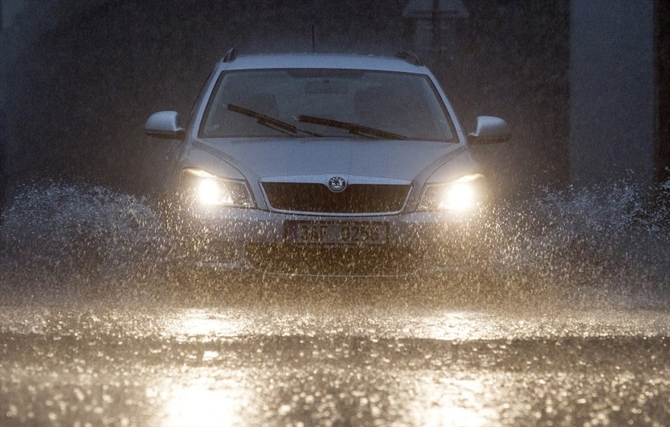 Kinh nghiệm lái xe an toàn trong mùa mưa bão, sấm chớp - Ảnh 1.