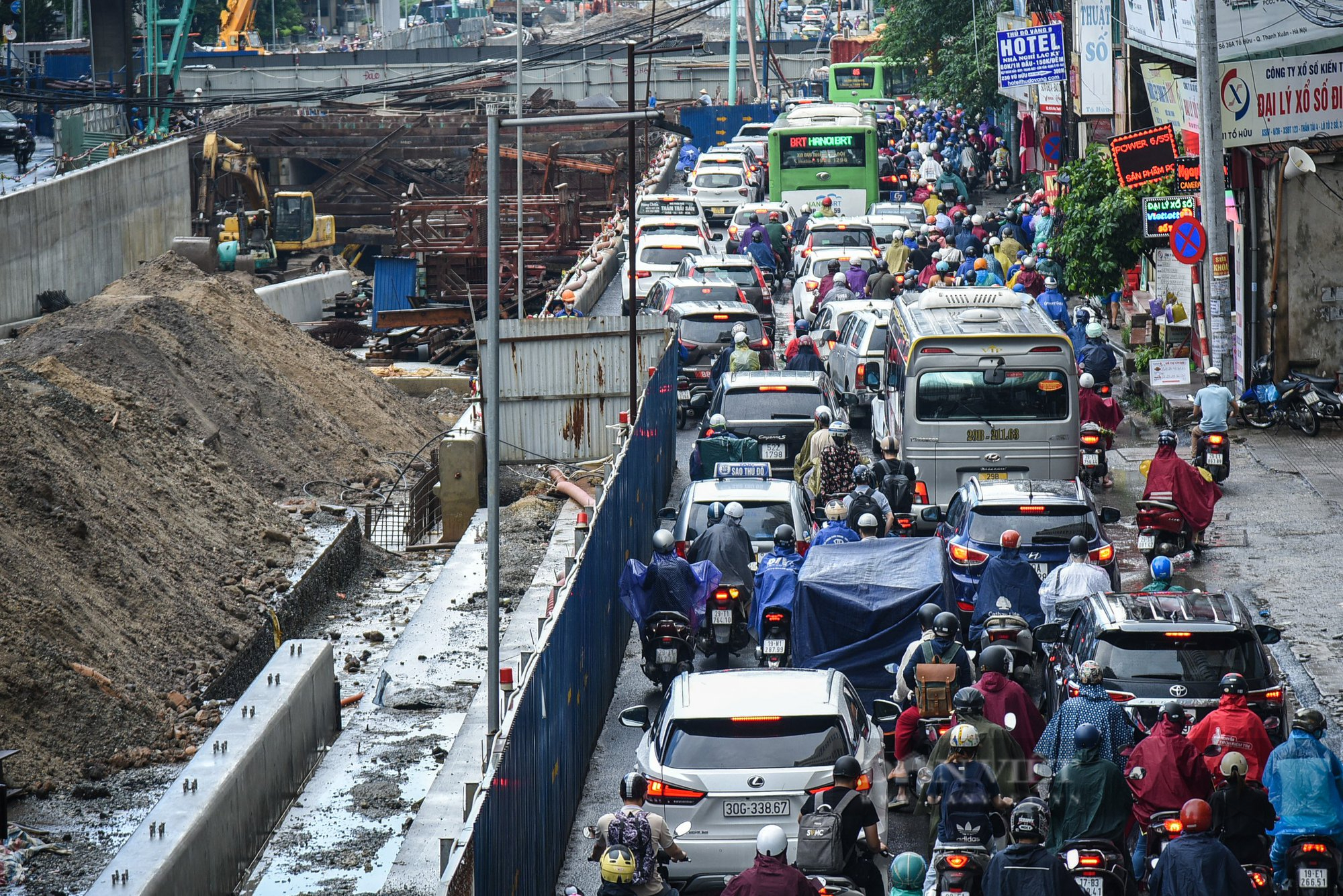 Hiện trạng sau 6 năm hoạt động của xe buýt BRT: Vắng khách và bị lấn làn riêng - Ảnh 12.