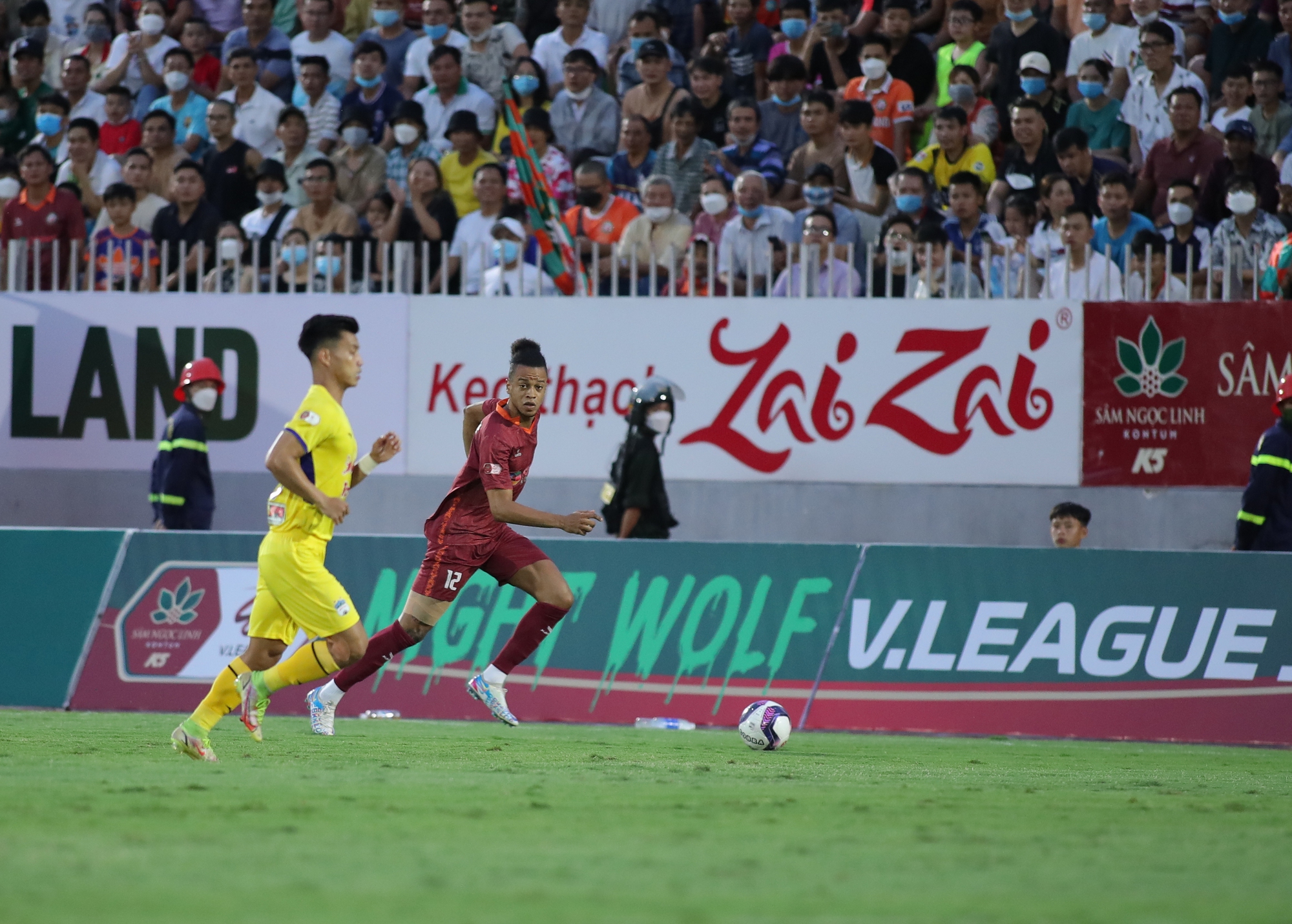 Vòng 5 Night Wolf V.League 2022: Dương Thanh Hào mắc lỗi &quot;chết  người&quot; giúp HAGL thoát thua Bình Định - Ảnh 1.