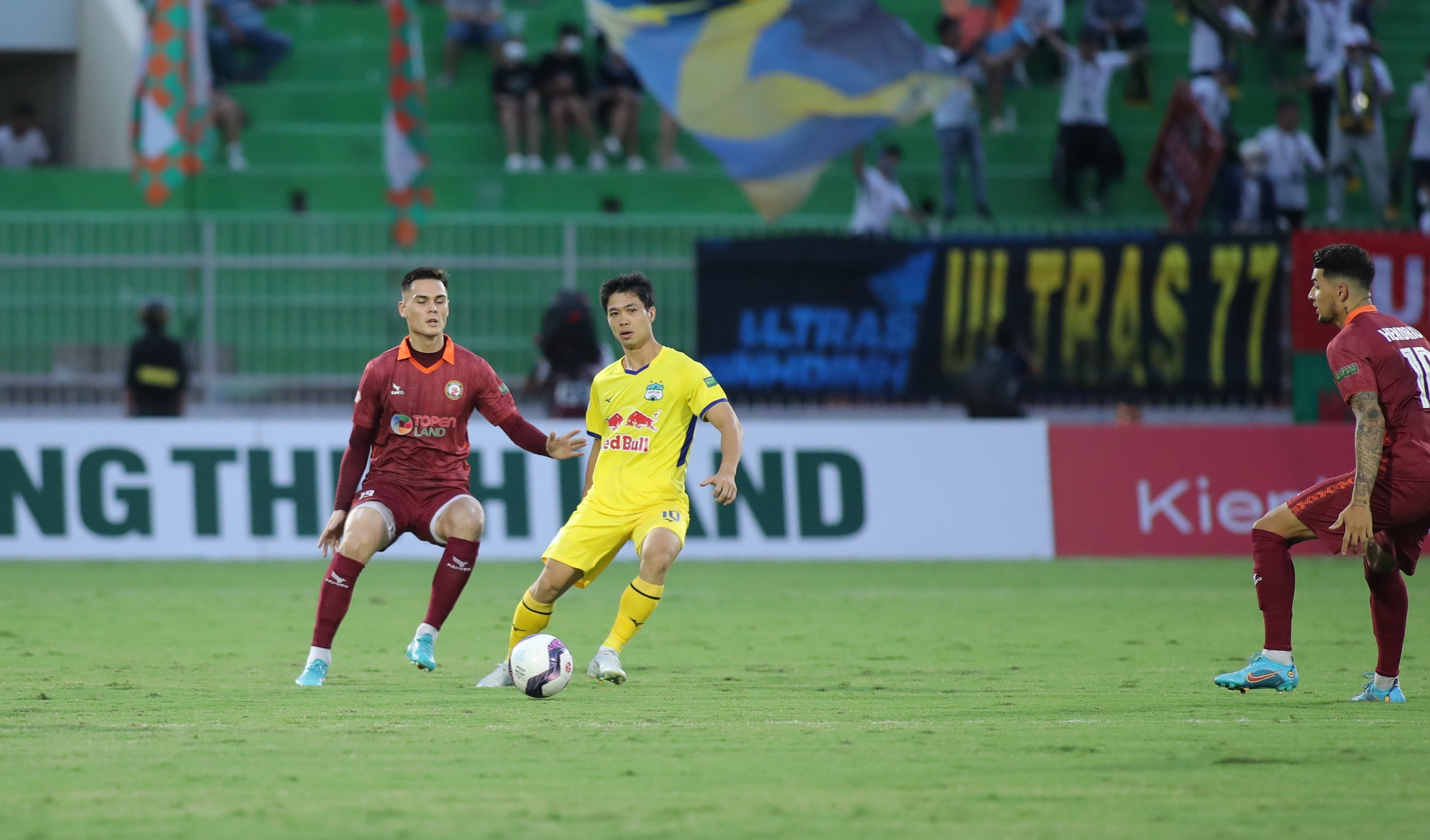 Vòng 5 Night Wolf V.League 2022: Dương Thanh Hào mắc lỗi &quot;chết  người&quot;, HAGL thoát thua Bình Định - Ảnh 4.