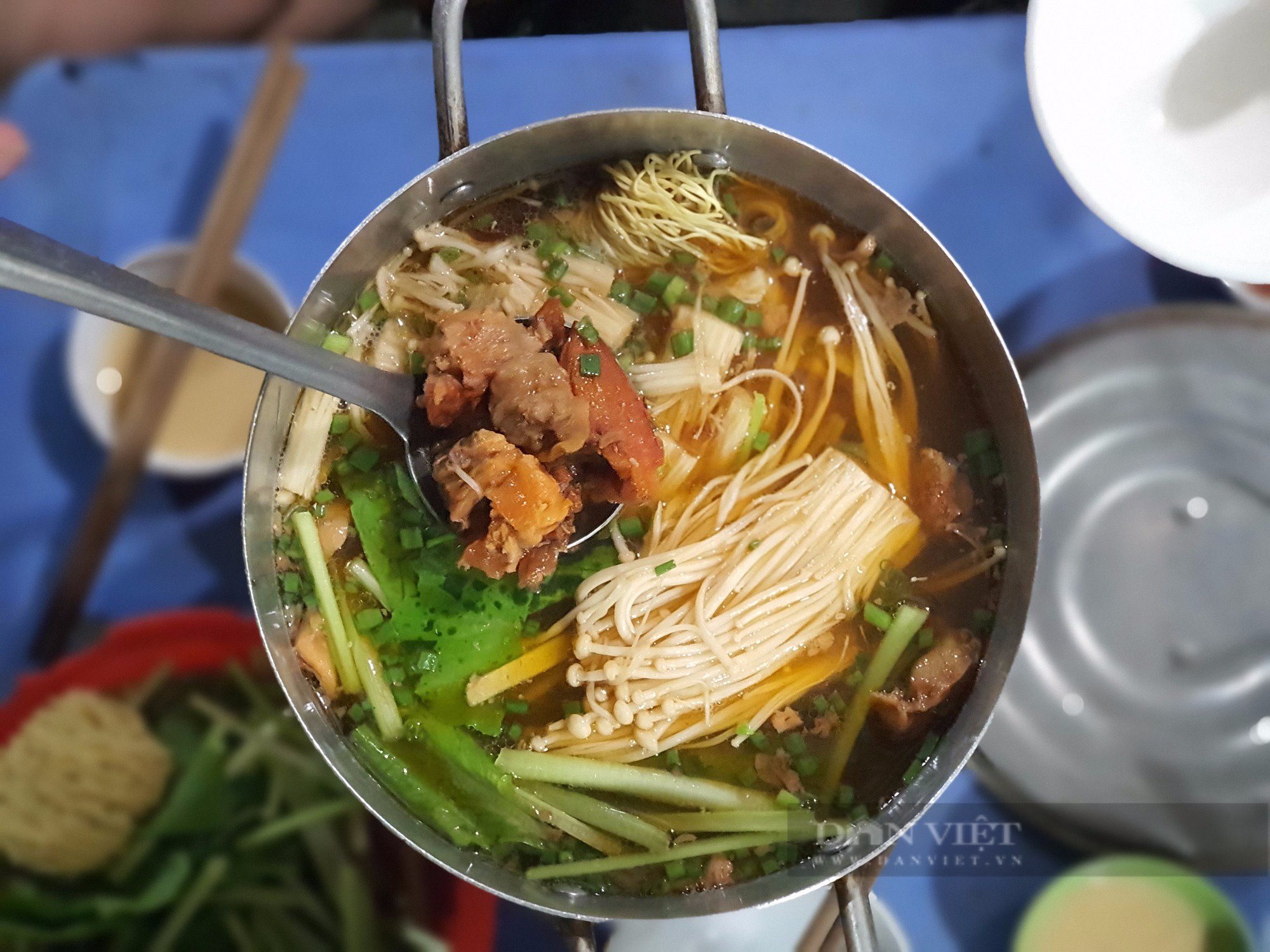 Sài Gòn quán: Lẩu bò kho Campuchia trên bếp than hồng, hương vị độc lạ khu Vườn Chuối - Ảnh 3.