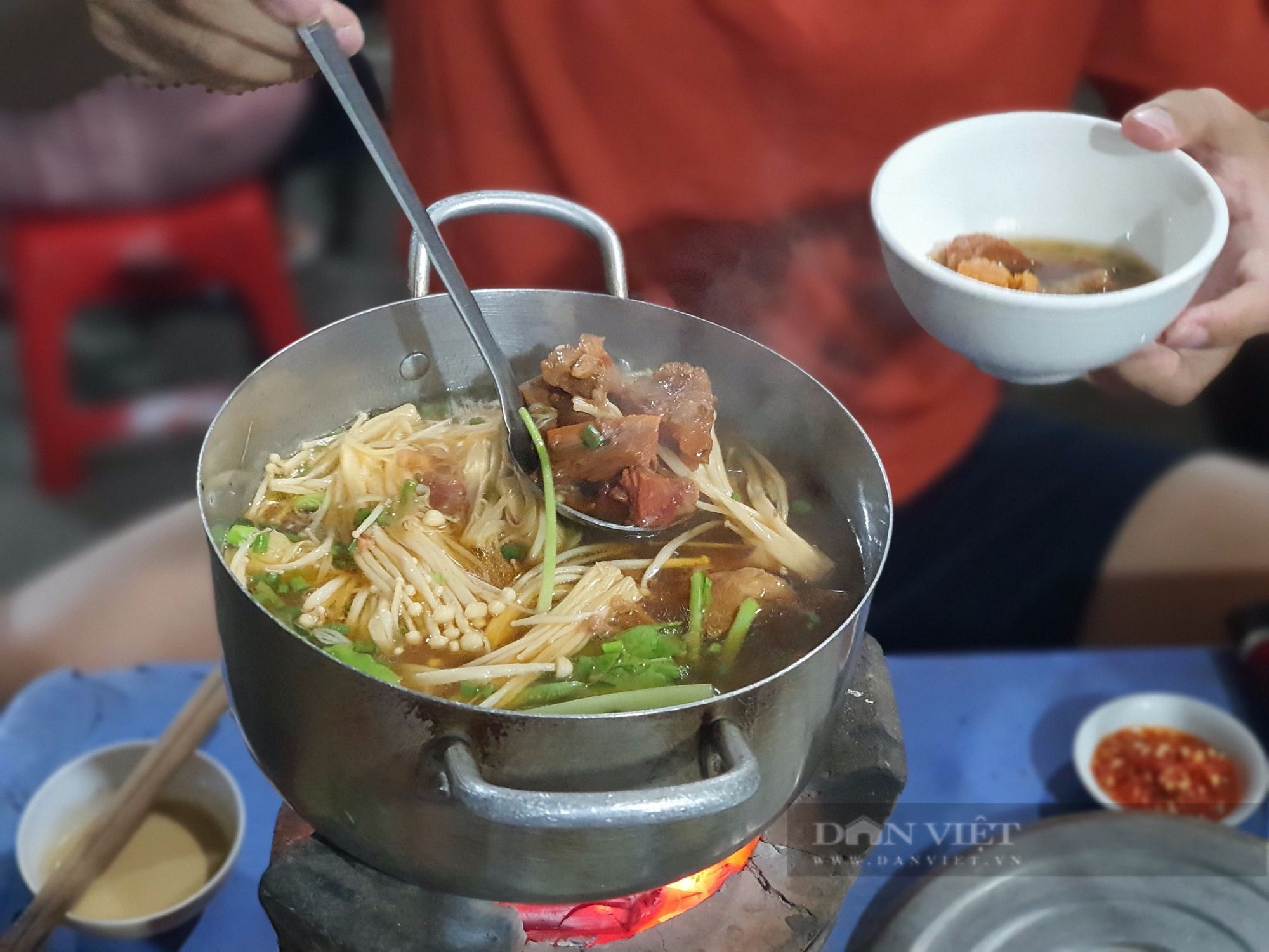 Sài Gòn quán: Lẩu bò kho Campuchia trên bếp than hồng, hương vị độc lạ khu Vườn Chuối - Ảnh 1.
