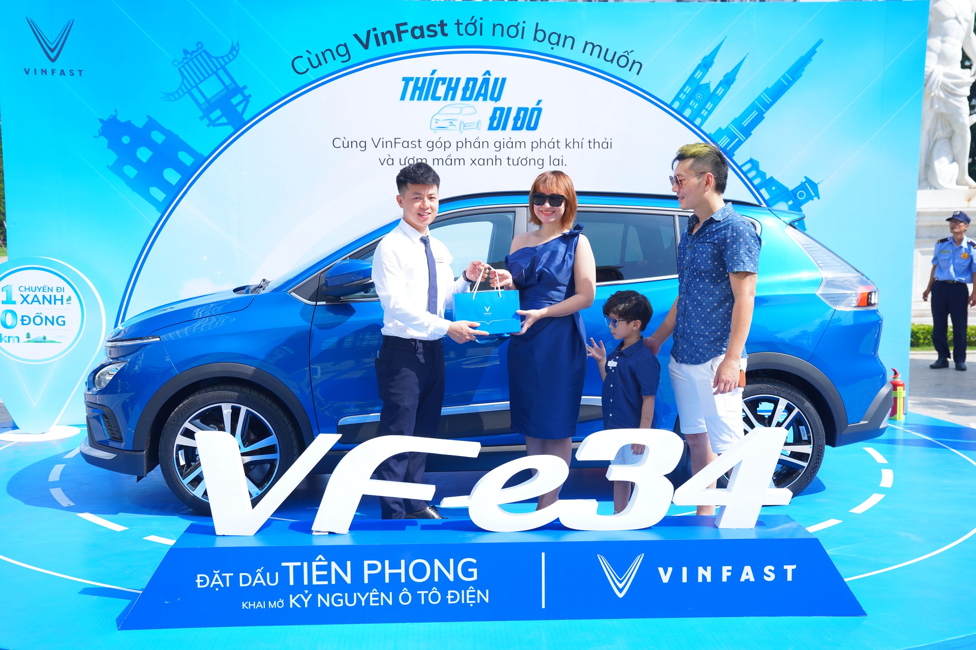 Đến Vincom chơi, được VinFast VF e34 đưa về nhà miễn phí - Ảnh 1.