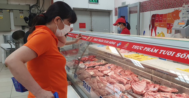 Giá thịt heo tại chợ TP.HCM tăng sốc, người mua nhăn mặt, người bán đau đầu - Ảnh 3.