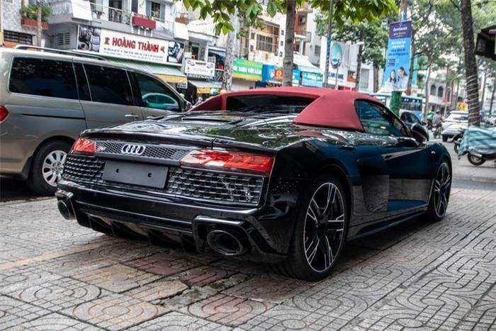 Siêu xe Audi R8 V10 Spyder 2022 vừa cập bến Việt Nam - Ảnh 4.