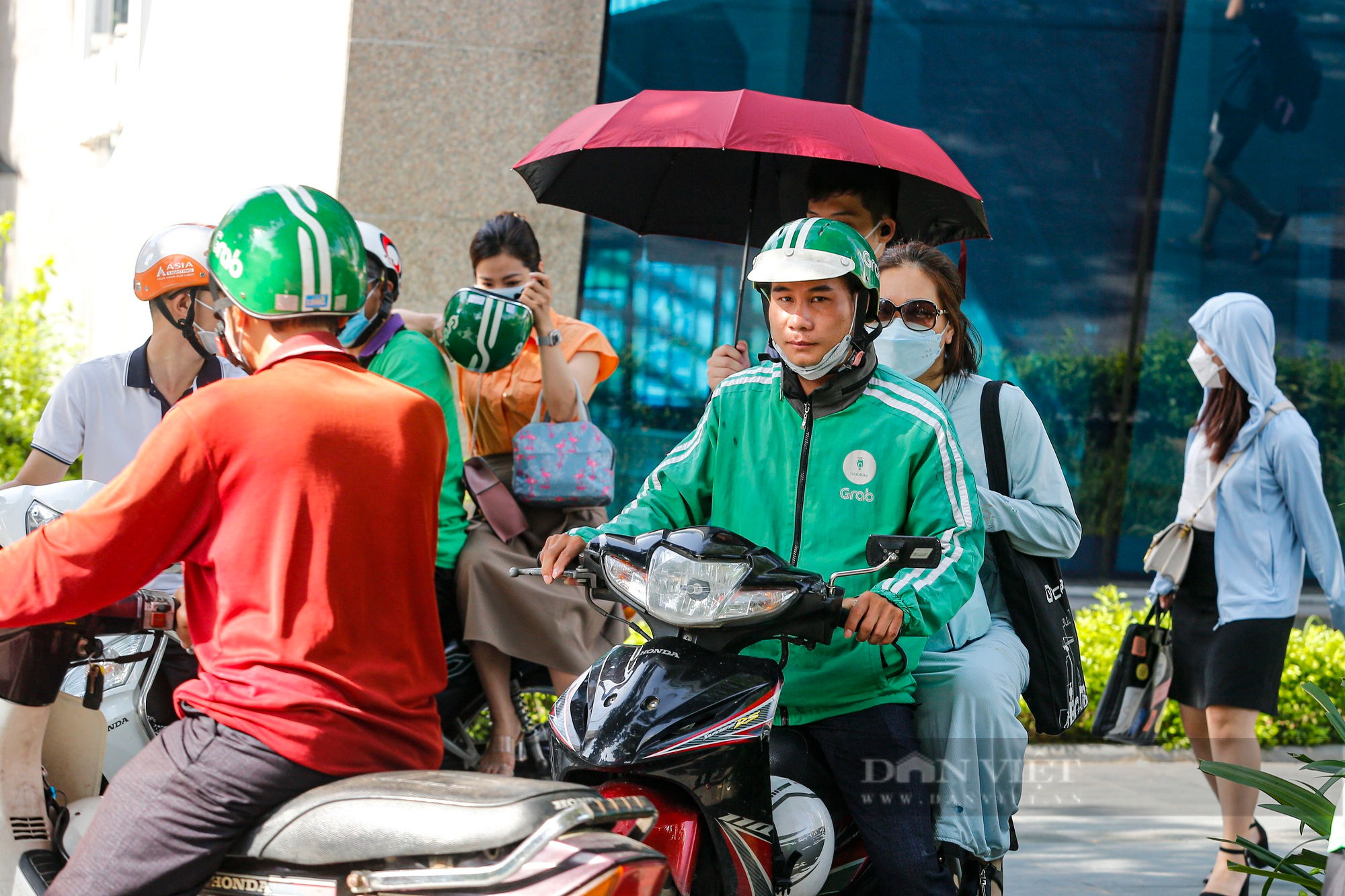 Đứng 2 tiếng buổi sáng tại ga Cát Linh-Hà Đông, tài xế xe ôm kiếm đủ tiền ăn cả ngày - Ảnh 6.