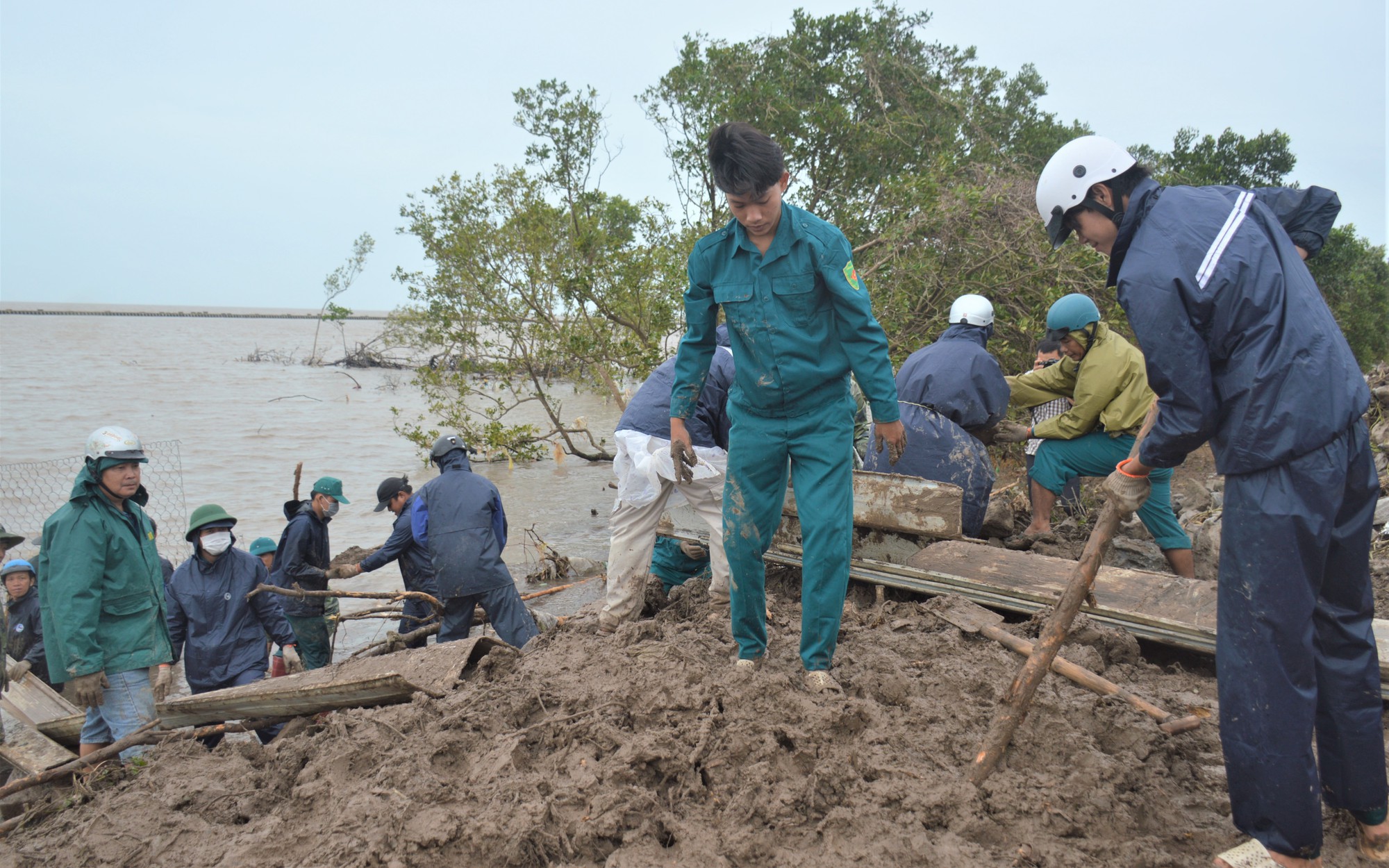 Chủ tịch UBND tỉnh Cà Mau quyết định công bố tình huống khẩn cấp sạt lở đê biển Tây