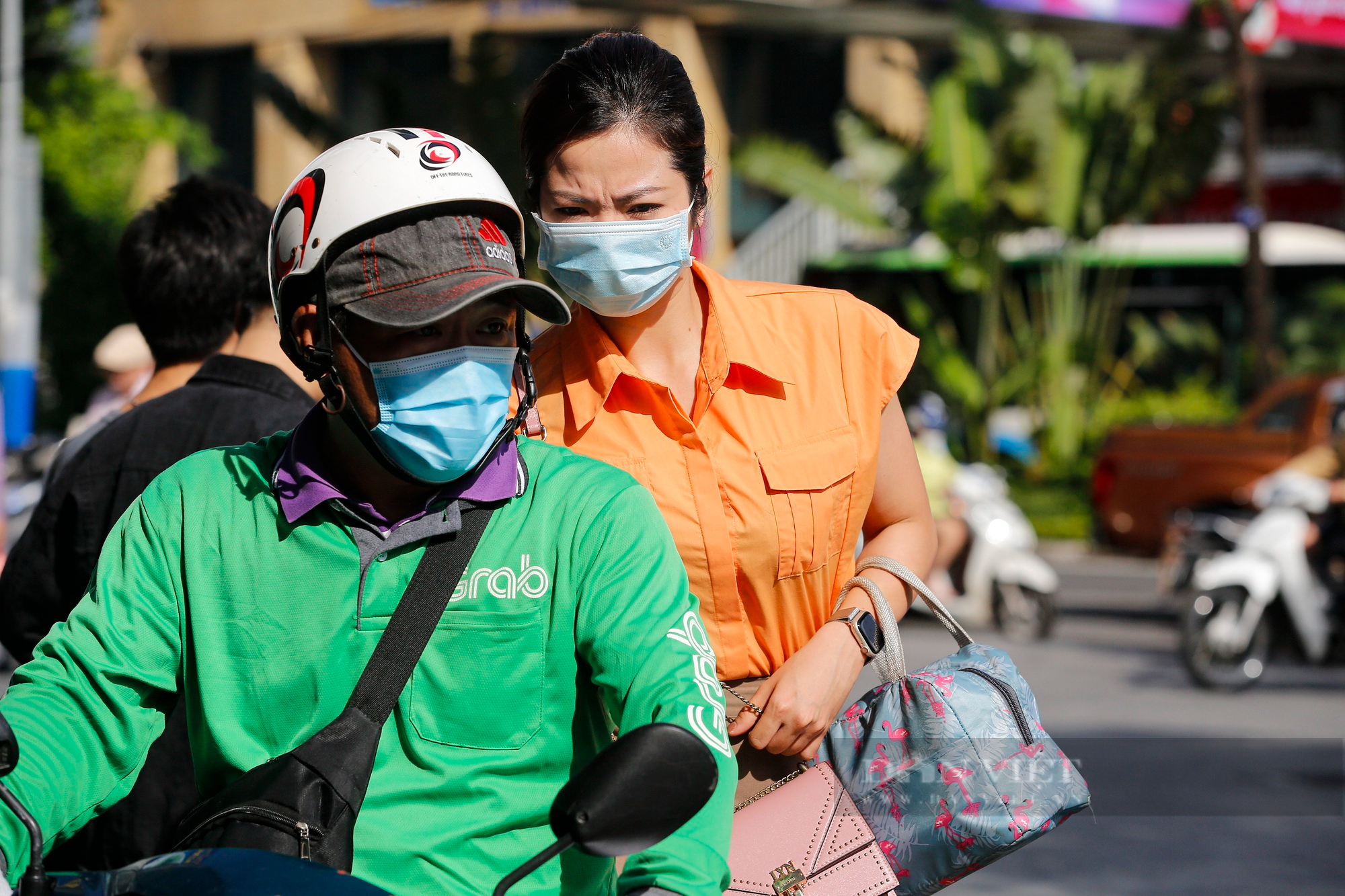 Đứng 2 tiếng buổi sáng tại ga Cát Linh-Hà Đông, tài xế xe ôm kiếm đủ tiền ăn cả ngày - Ảnh 9.