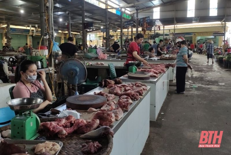 Giá lợn hơi tại Thanh Hóa tăng mạnh từng ngày, tiểu thương cũng phải giật mình, điều chỉnh giá thịt lợn - Ảnh 3.