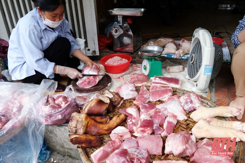 Giá lợn hơi tại Thanh Hóa tăng mạnh từng ngày, tiểu thương cũng phải giật mình, điều chỉnh giá thịt lợn - Ảnh 2.