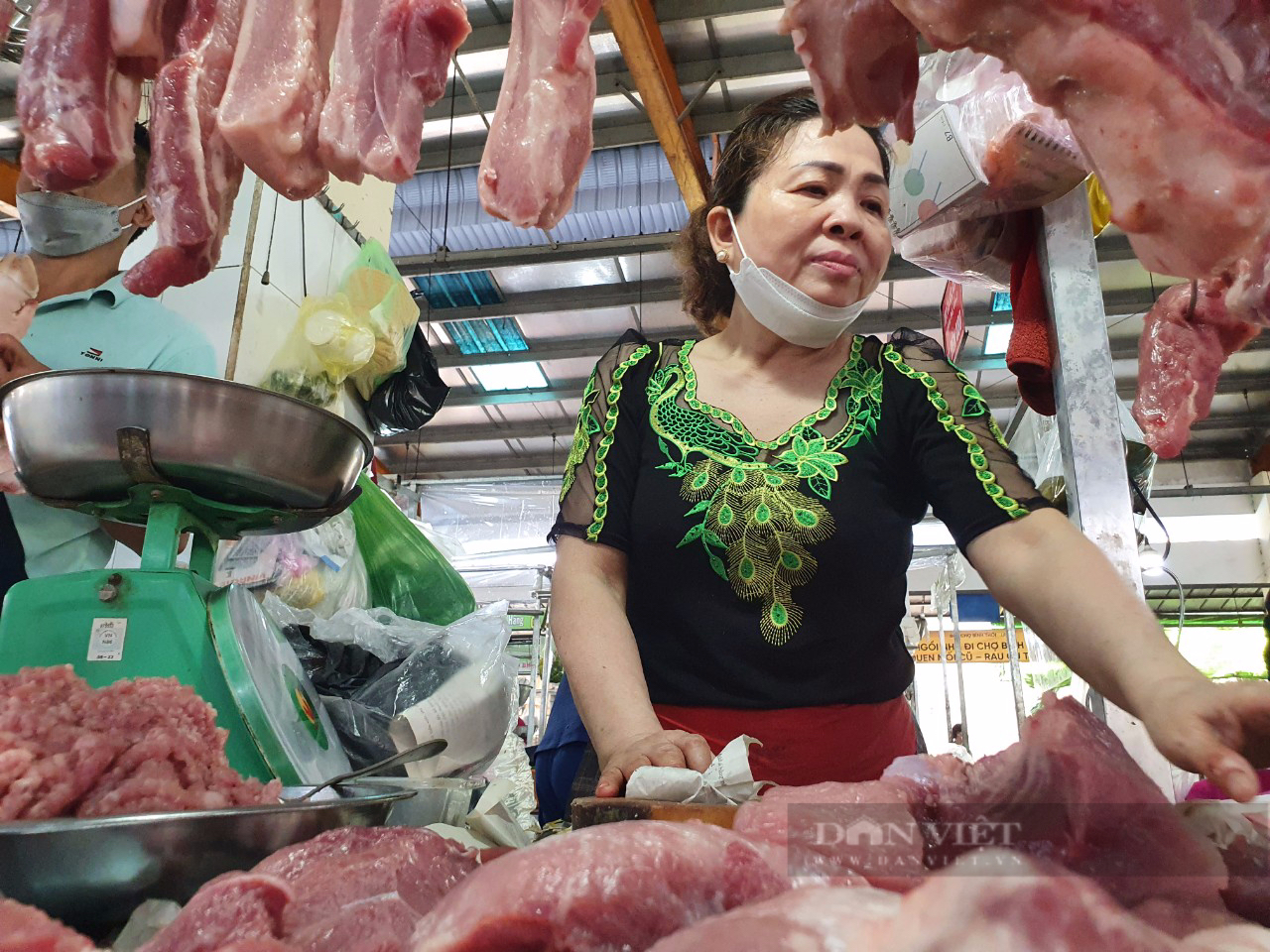 Giá thịt heo tại chợ TP.HCM tăng sốc, người mua nhăn mặt, người bán đau đầu - Ảnh 1.