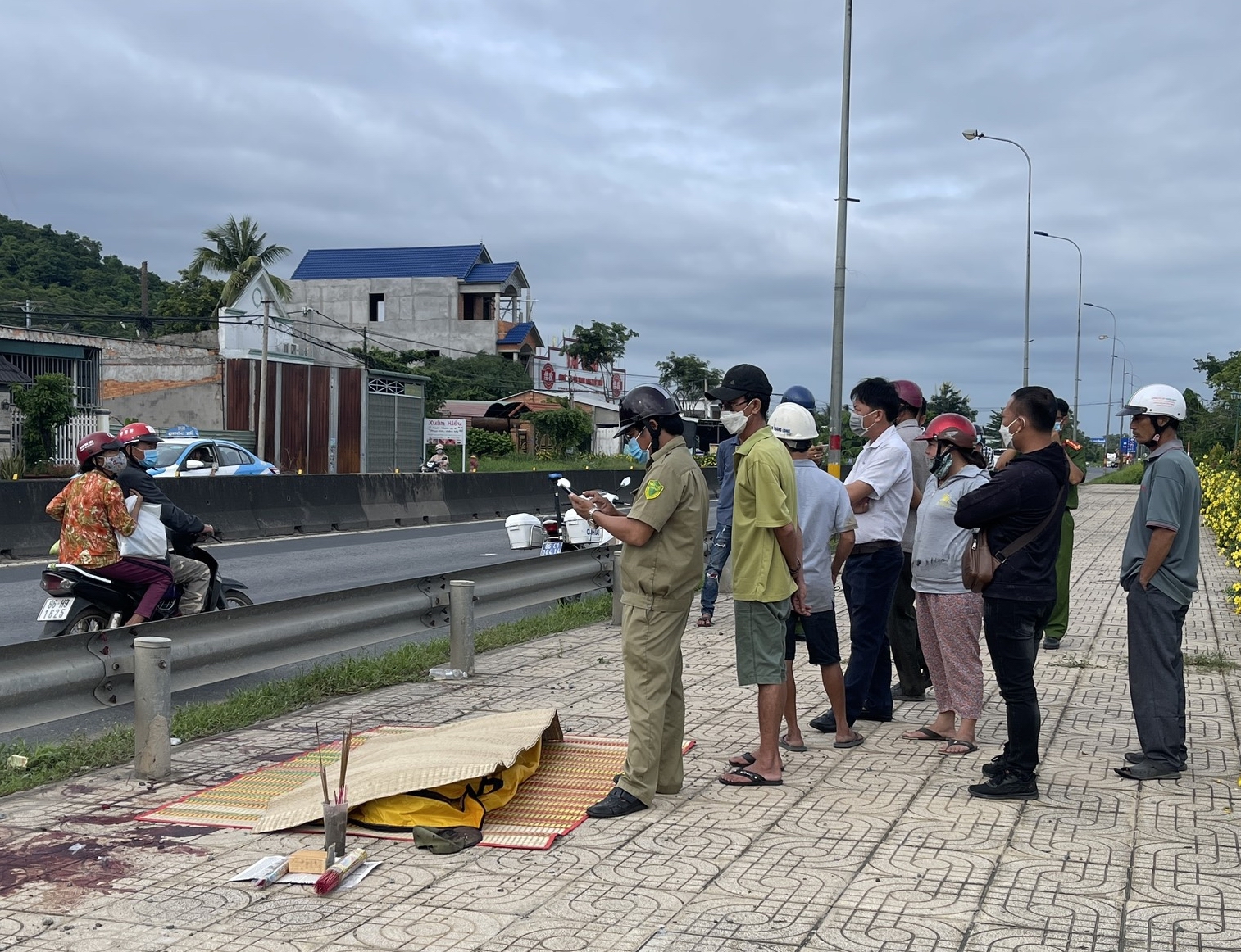 Bình Thuận: Phát hiện người đàn ông nằm tử vong trong lề đường Quốc lộ 1A, hai chân bị thương - Ảnh 1.