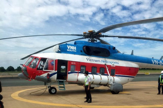 Bình Thuận: Trực thăng đang bay tìm kiếm ngư dân mất tích trên vùng biển Phú Quý - Ảnh 1.
