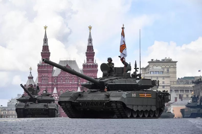 Chiến sự Ukraine: Lý do Nga bất lực để bảo vệ xe tăng trước vũ khí của Mỹ - Ảnh 1.