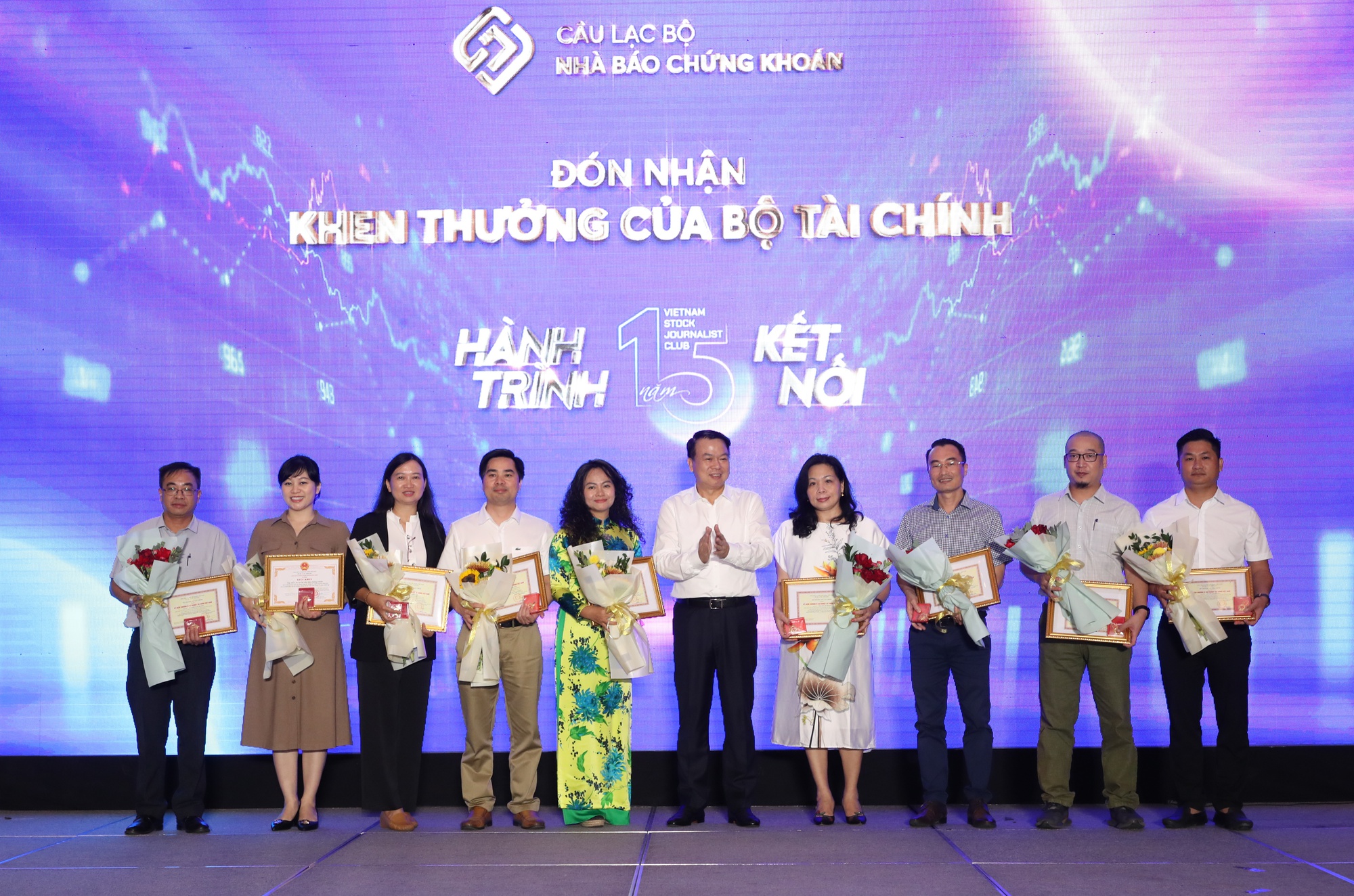 CLB Nhà báo Chứng khoán Việt Nam nhận Bằng khen, Giấy khen sau 15 năm hoạt động và ra mắt nhận diện hình ảnh mới - Ảnh 2.