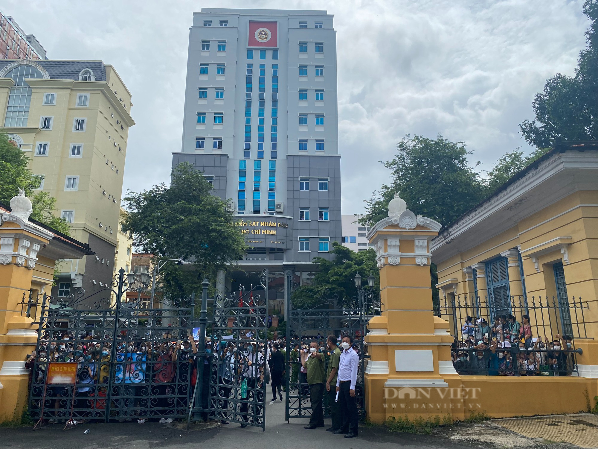 Vụ bé gái 8 tuổi tử vong do “dì ghẻ” và cha ruột bạo hành tạm hoãn sau gần 1 tiếng xét xử - Ảnh 1.