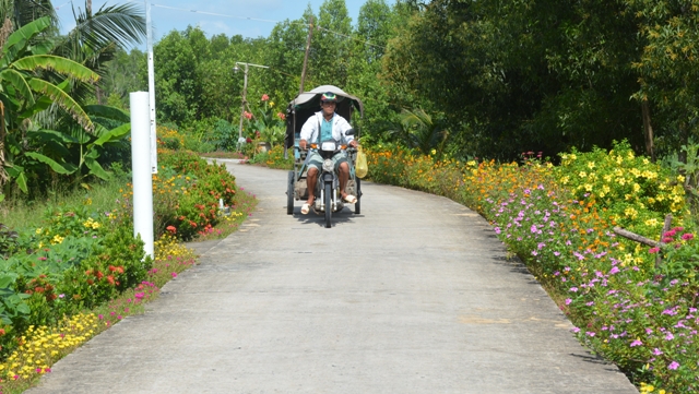 Con đường hoa nông thôn mới đẹp mê li, sạch tinh tươm ở Cà Mau - Ảnh 3.