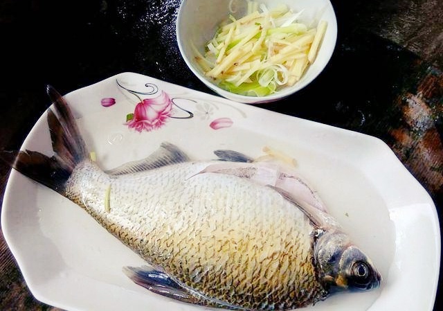 Nấu món cá hấp có nên ướp muối trước? Nhiều người làm sai bảo sao thịt cá khô, vị kém ngon - Ảnh 2.