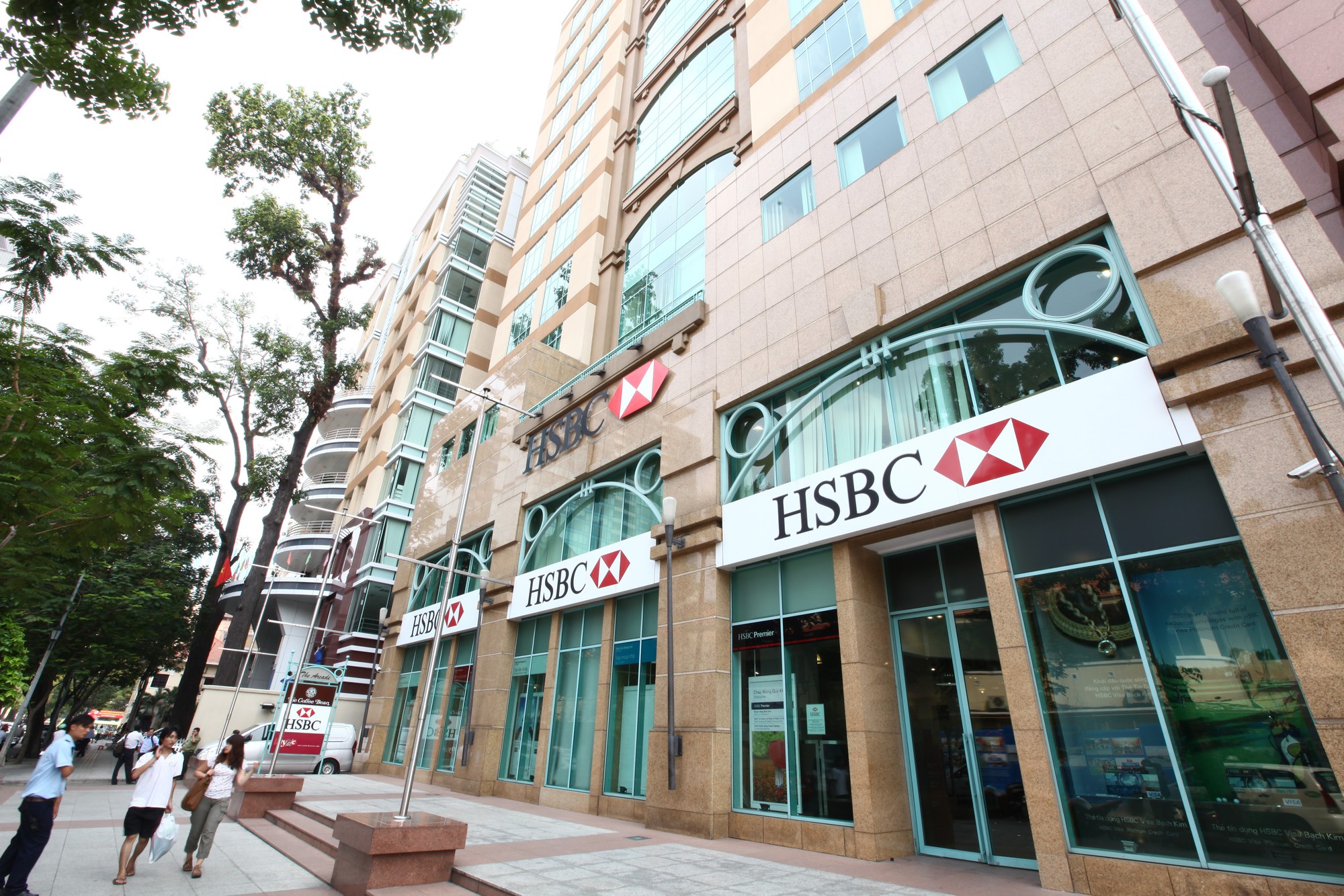 HSBC bắt tay Techcombank trong giao dịch lịch sử 1 tỷ USD - Ảnh 1.